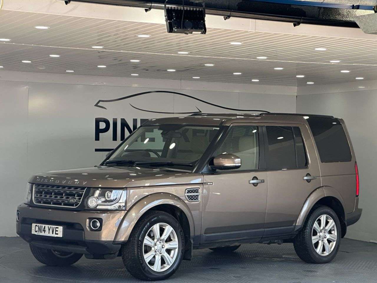 A 2014 LAND ROVER DISCOVERY 4 3.0 SD V6 XS SUV 5dr Diesel Auto 4WD Euro 5 (s/s) (255 bhp) A 2014 LAND ROVER DISCOVERY 4 3.0 SD V6 XS SUV 5dr Diesel Auto 4WD Euro 5 (s/s) (255 bhp)