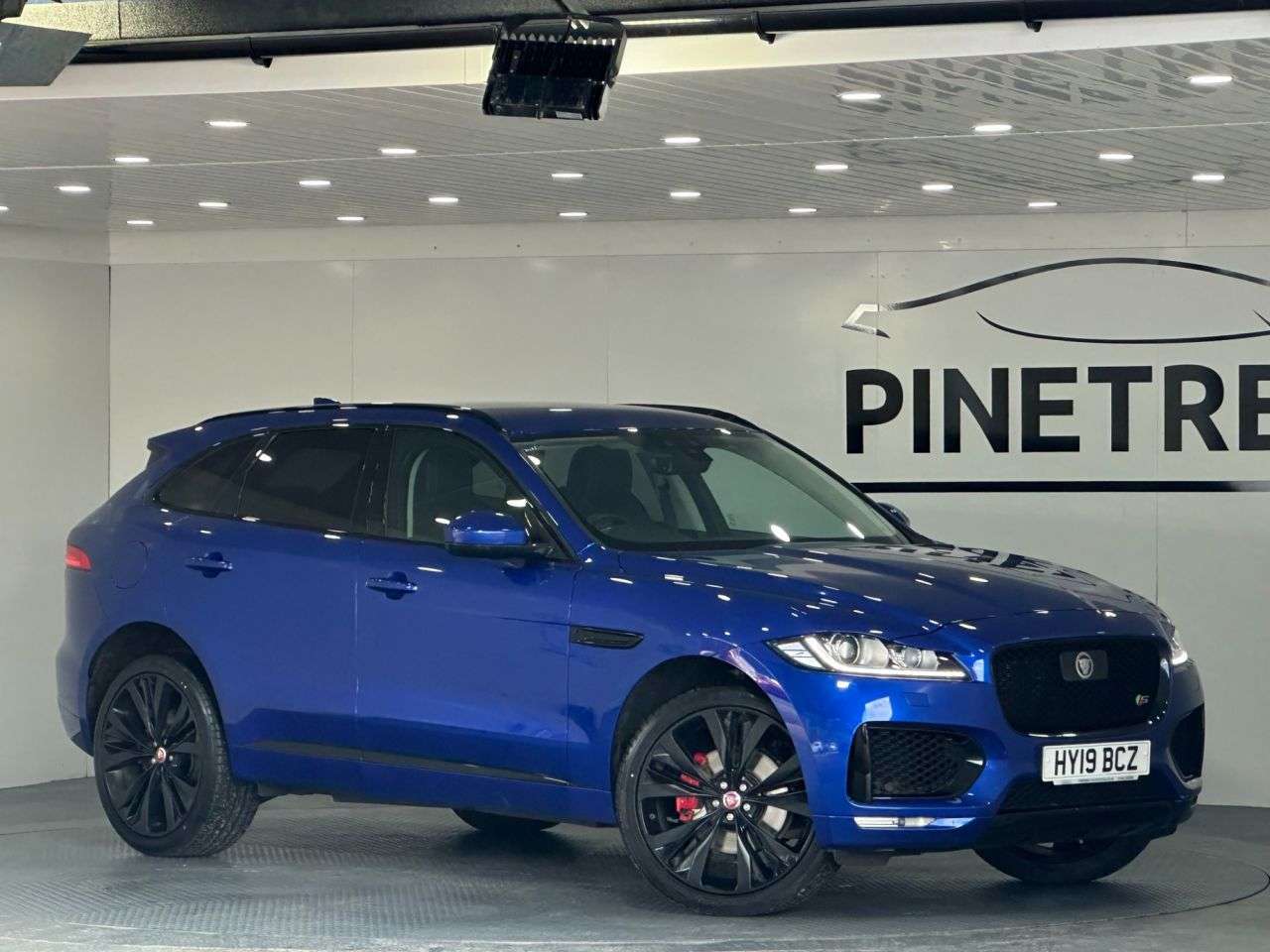 A 2019 JAGUAR F-PACE 3.0 D300 V6 S SUV 5dr Diesel Auto AWD Euro 6 (s/s) (300 ps) A 2019 JAGUAR F-PACE 3.0 D300 V6 S SUV 5dr Diesel Auto AWD Euro 6 (s/s) (300 ps)
