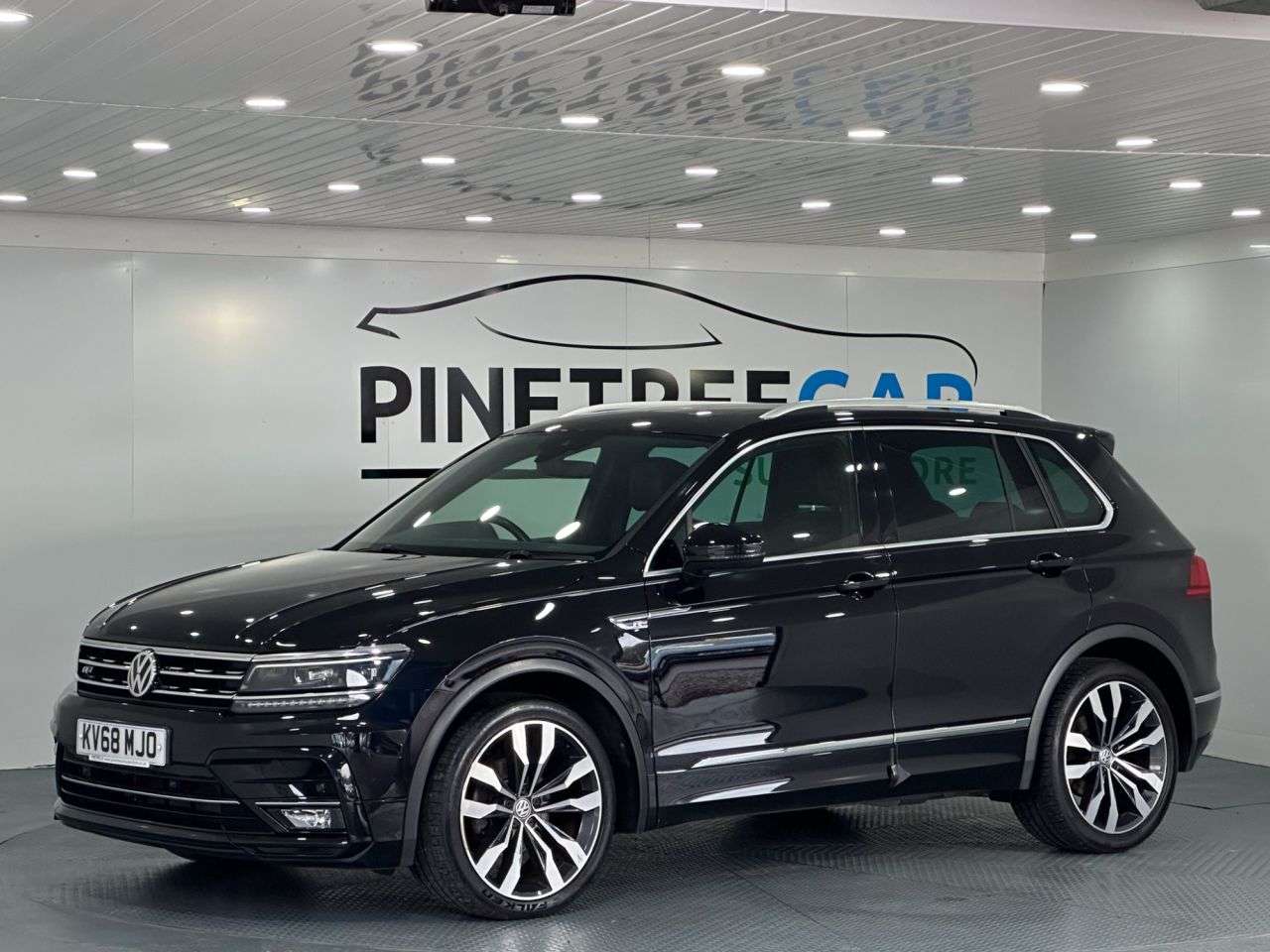 A 2018 VOLKSWAGEN TIGUAN 2.0 TDI R-Line SUV 5dr Diesel Manual Euro 6 (s/s) (150 ps) A 2018 VOLKSWAGEN TIGUAN 2.0 TDI R-Line SUV 5dr Diesel Manual Euro 6 (s/s) (150 ps)