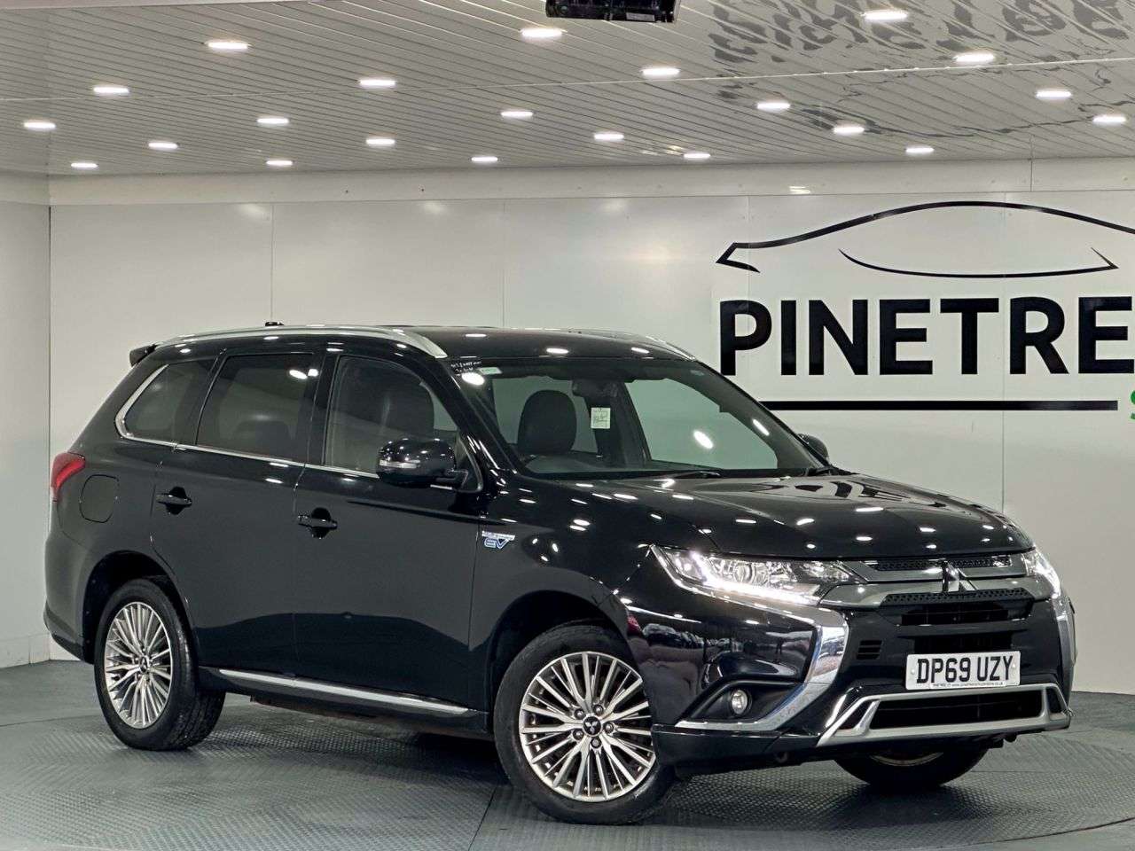 A 2019 MITSUBISHI OUTLANDER 2.4h TwinMotor 13.8kWh Dynamic SUV 5dr Petrol Plug-in Hybrid CVT 4WD Euro 6 A 2019 MITSUBISHI OUTLANDER 2.4h TwinMotor 13.8kWh Dynamic SUV 5dr Petrol Plug-in Hybrid CVT 4WD Euro 6