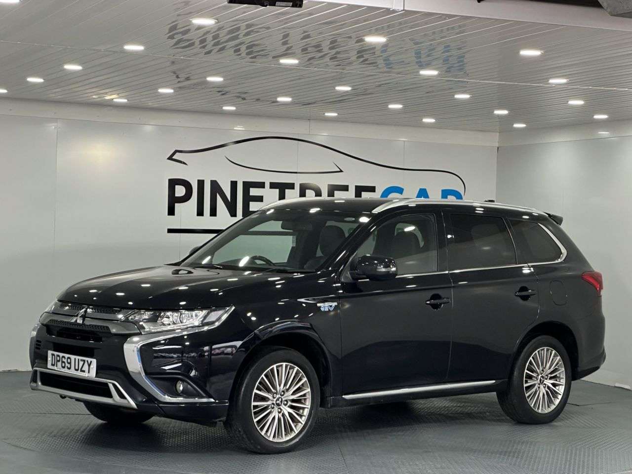 A 2019 MITSUBISHI OUTLANDER 2.4h TwinMotor 13.8kWh Dynamic SUV 5dr Petrol Plug-in Hybrid CVT 4WD Euro 6 A 2019 MITSUBISHI OUTLANDER 2.4h TwinMotor 13.8kWh Dynamic SUV 5dr Petrol Plug-in Hybrid CVT 4WD Euro 6