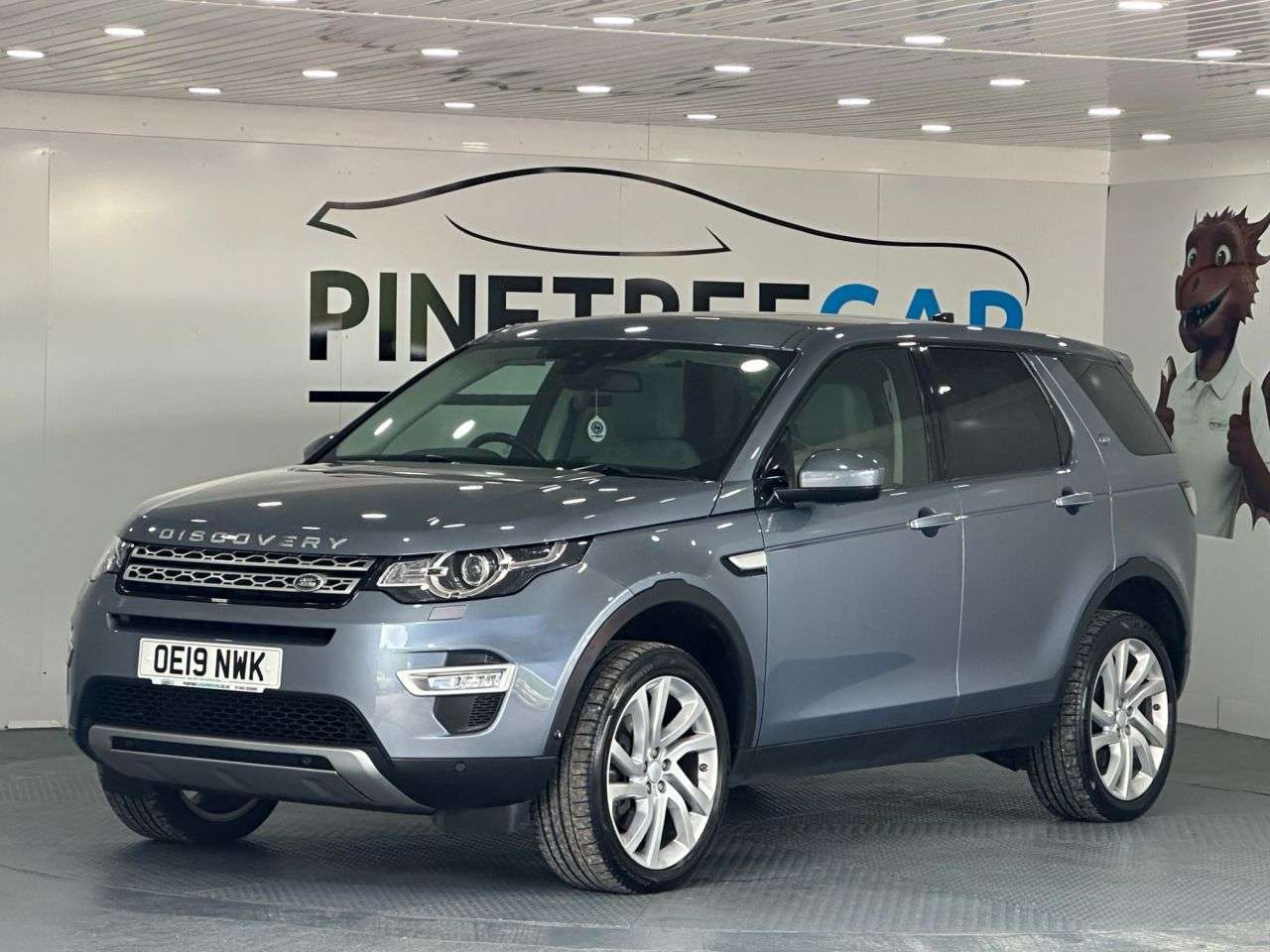 A 2019 LAND ROVER DISCOVERY SPORT 2.0 SD4 HSE Luxury SUV 5dr Diesel Auto 4WD Euro 6 (s/s) (240 ps) A 2019 LAND ROVER DISCOVERY SPORT 2.0 SD4 HSE Luxury SUV 5dr Diesel Auto 4WD Euro 6 (s/s) (240 ps)