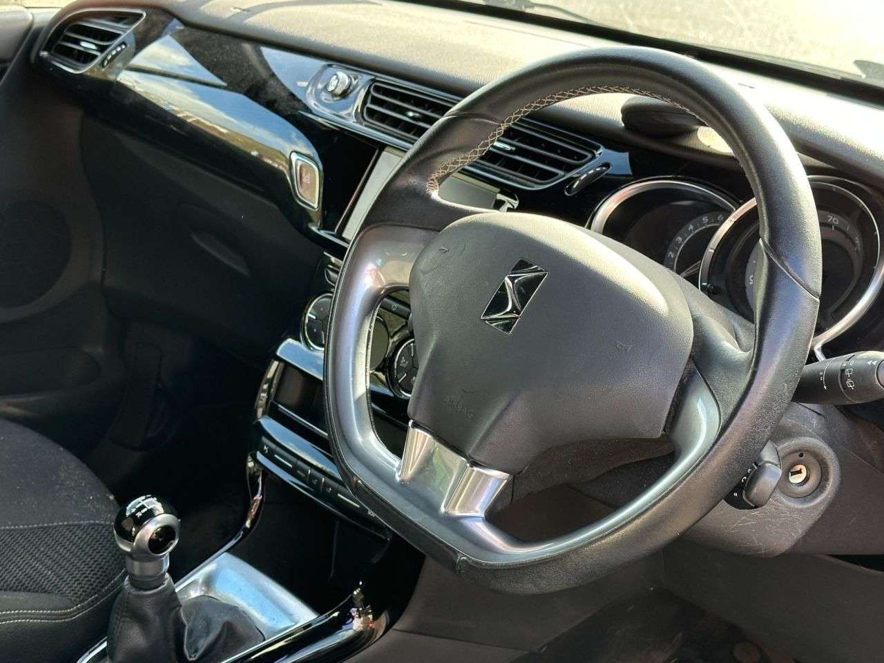 A 2018 DS AUTOMOBILES DS 3 1.2 PureTech Parthenon Cream Hatchback 3dr Petrol Manual Euro 6 (82 ps) A 2018 DS AUTOMOBILES DS 3 1.2 PureTech Parthenon Cream Hatchback 3dr Petrol Manual Euro 6 (82 ps)