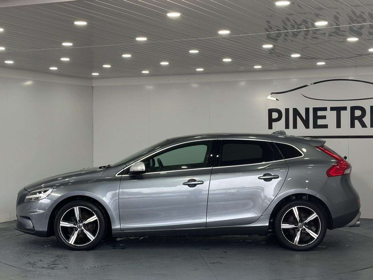 2018 VOLVO V40 2018 VOLVO V40