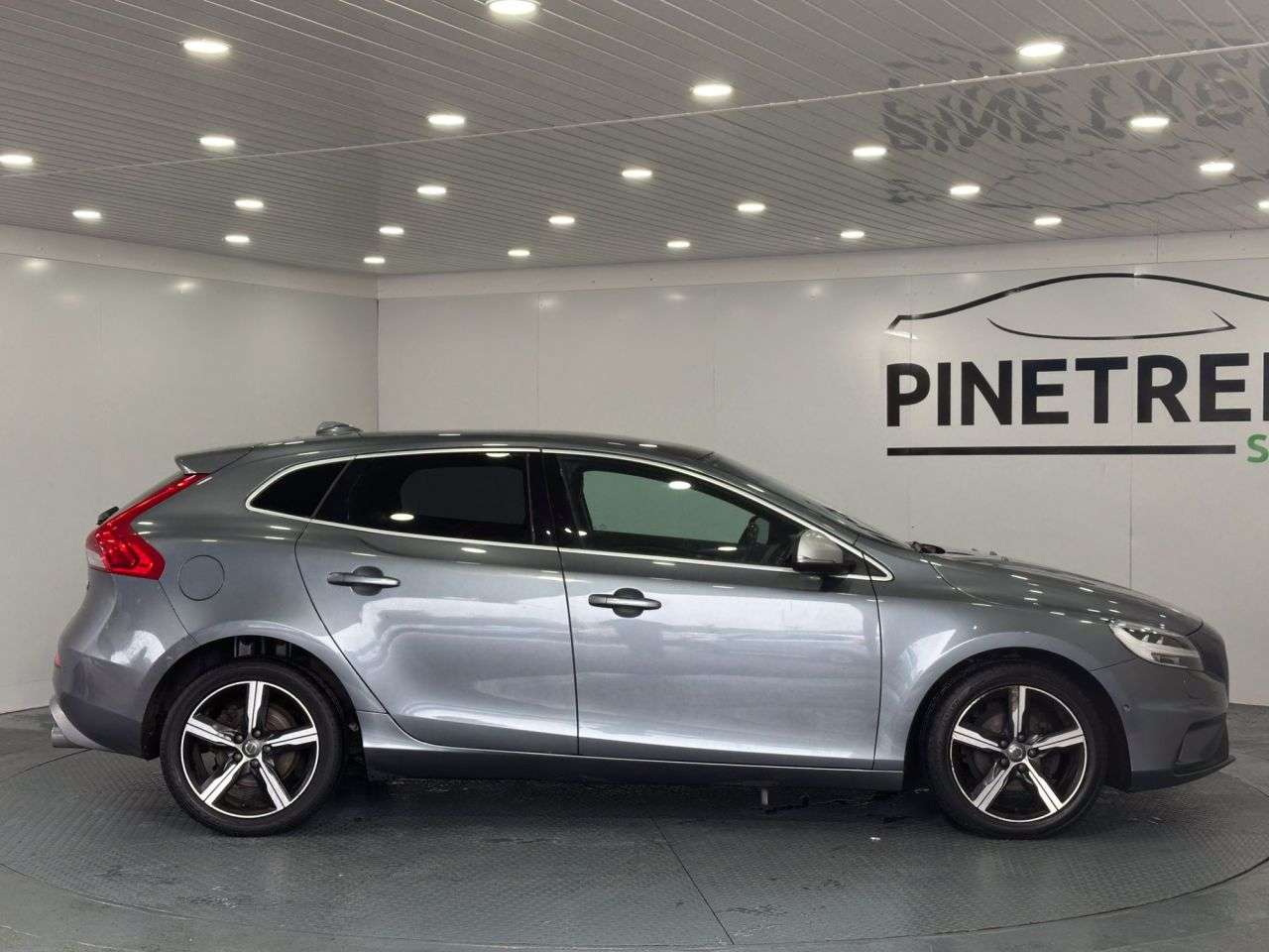 2018 VOLVO V40 2018 VOLVO V40