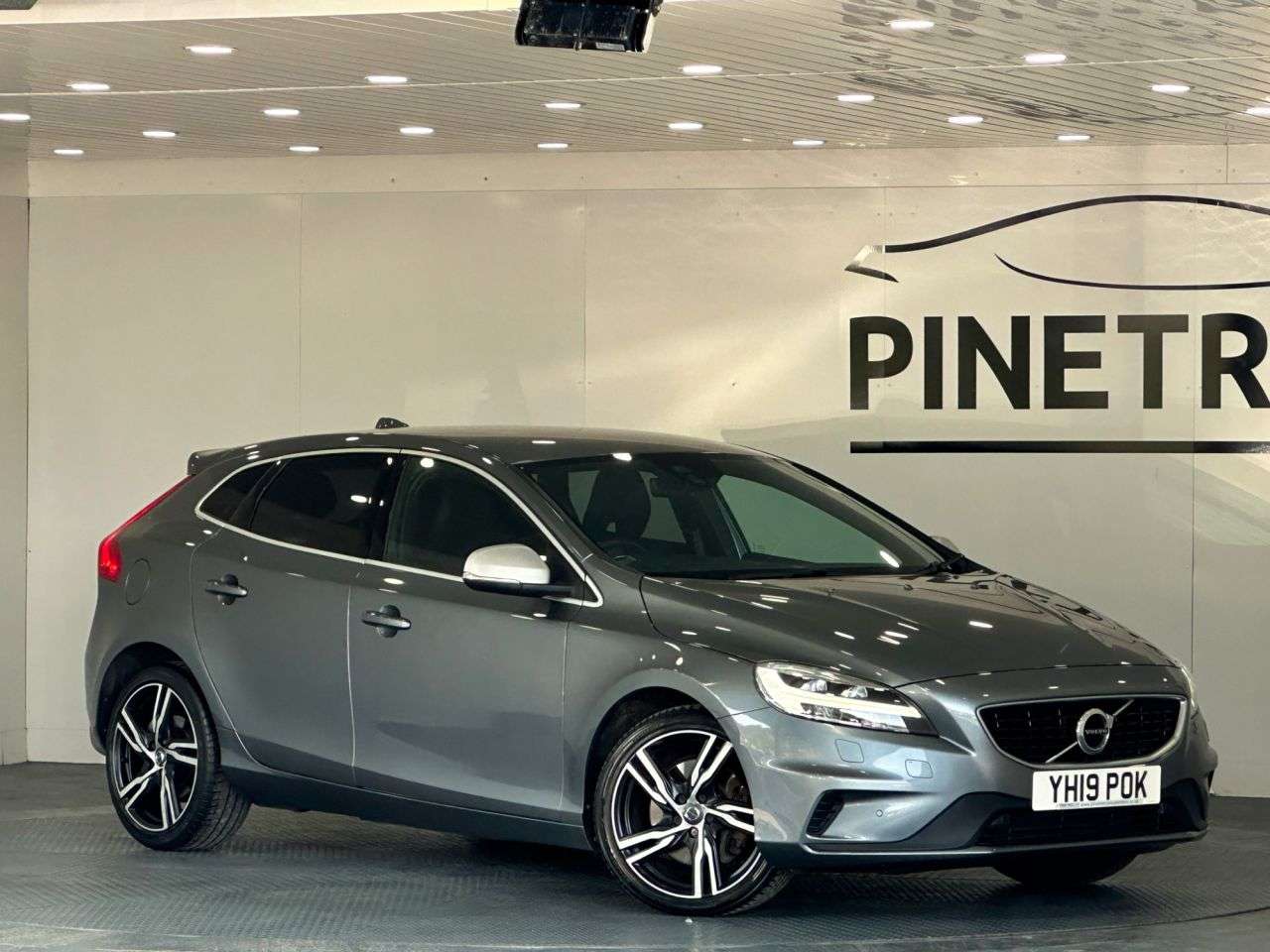 A 2019 VOLVO V40 1.5 T3 R-Design Edition Hatchback 5dr Petrol Auto Euro 6 (s/s) (152 ps) A 2019 VOLVO V40 1.5 T3 R-Design Edition Hatchback 5dr Petrol Auto Euro 6 (s/s) (152 ps)