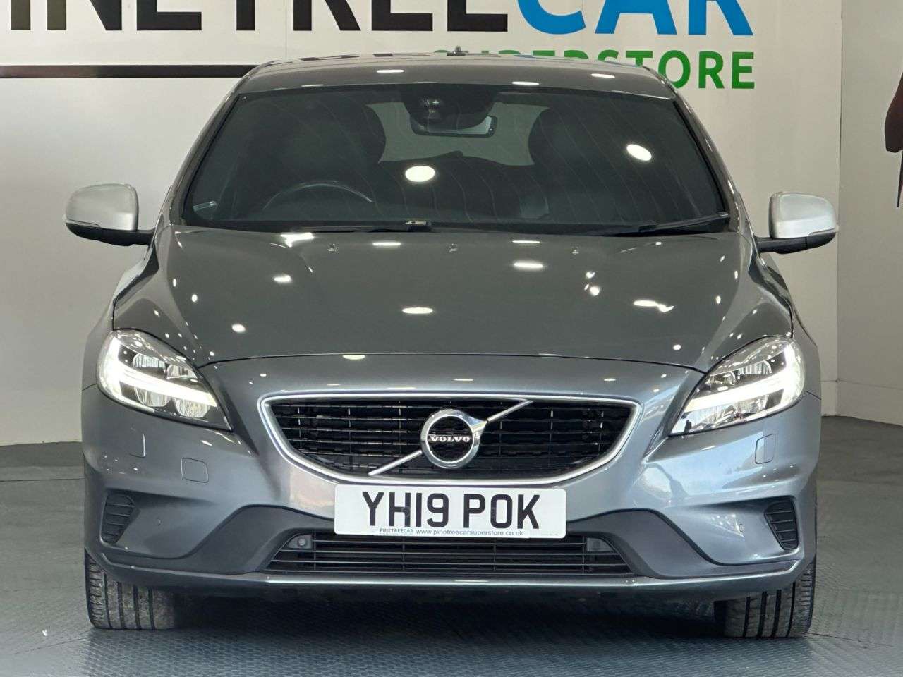 A 2019 VOLVO V40 1.5 T3 R-Design Edition Hatchback 5dr Petrol Auto Euro 6 (s/s) (152 ps) A 2019 VOLVO V40 1.5 T3 R-Design Edition Hatchback 5dr Petrol Auto Euro 6 (s/s) (152 ps)