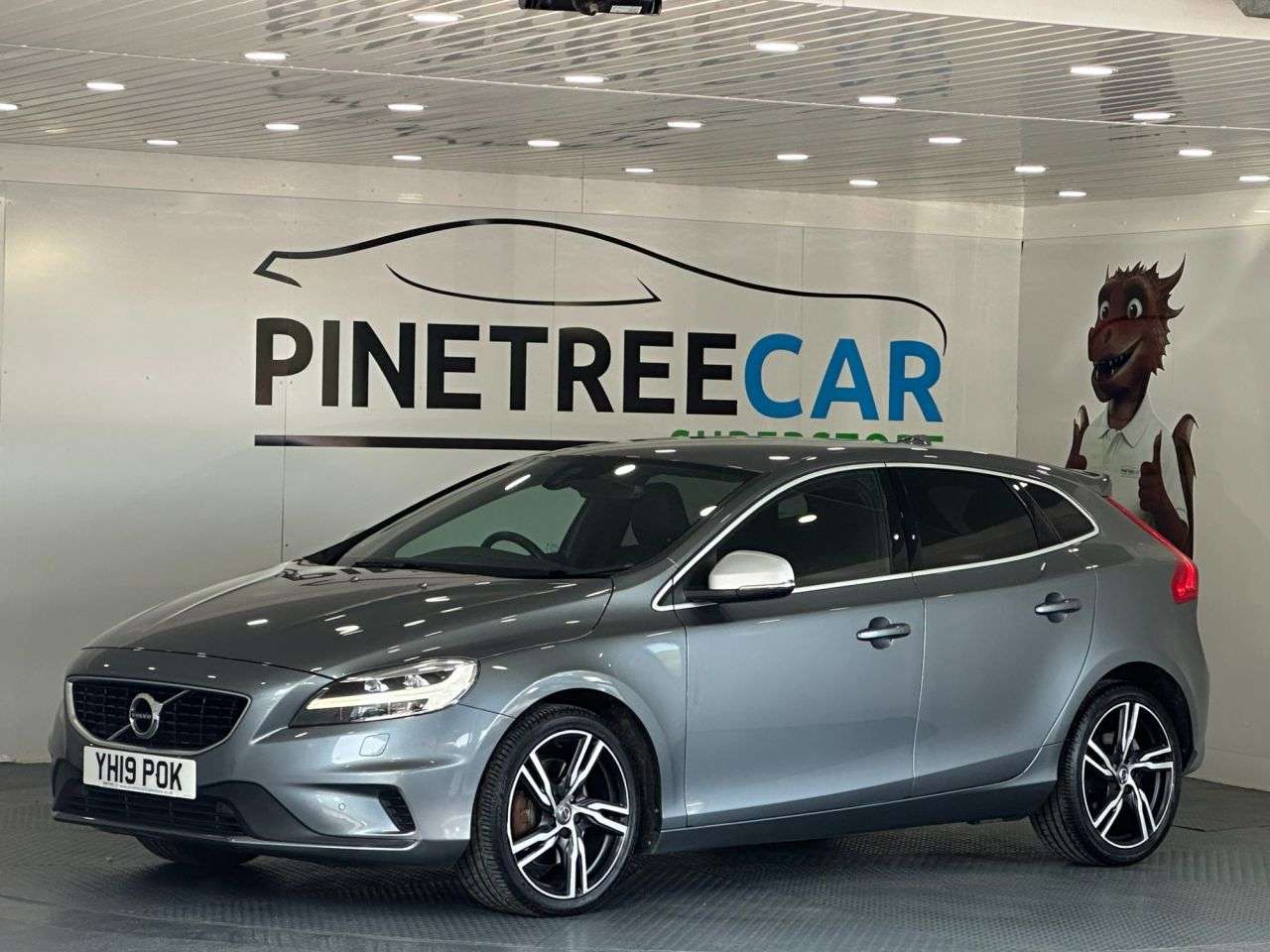 A 2019 VOLVO V40 1.5 T3 R-Design Edition Hatchback 5dr Petrol Auto Euro 6 (s/s) (152 ps) A 2019 VOLVO V40 1.5 T3 R-Design Edition Hatchback 5dr Petrol Auto Euro 6 (s/s) (152 ps)