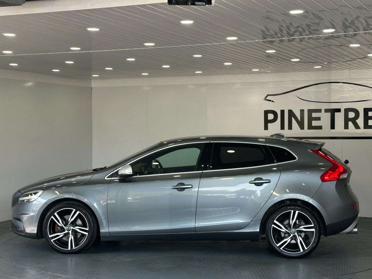 2019 VOLVO V40 2019 VOLVO V40