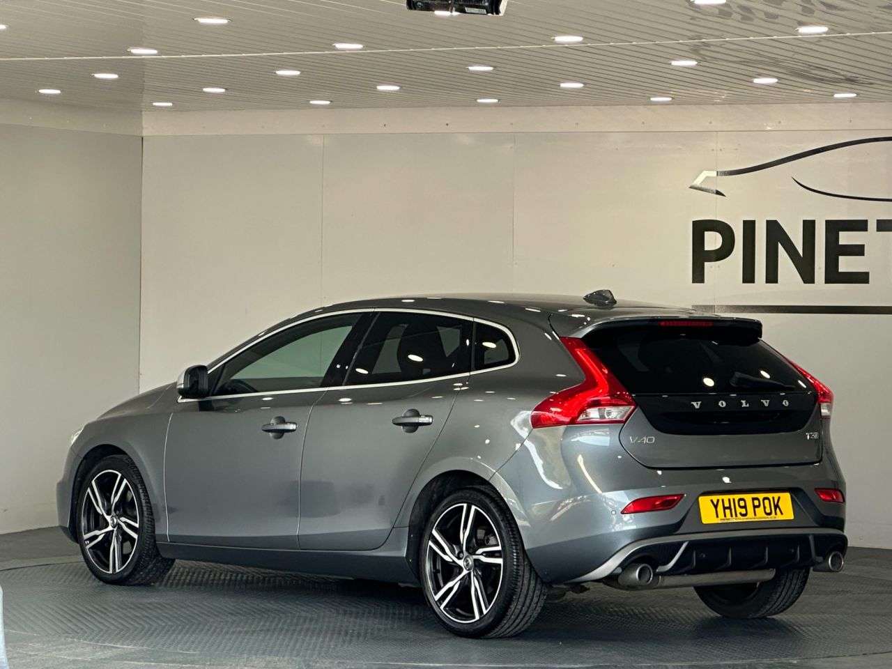 2019 VOLVO V40 2019 VOLVO V40