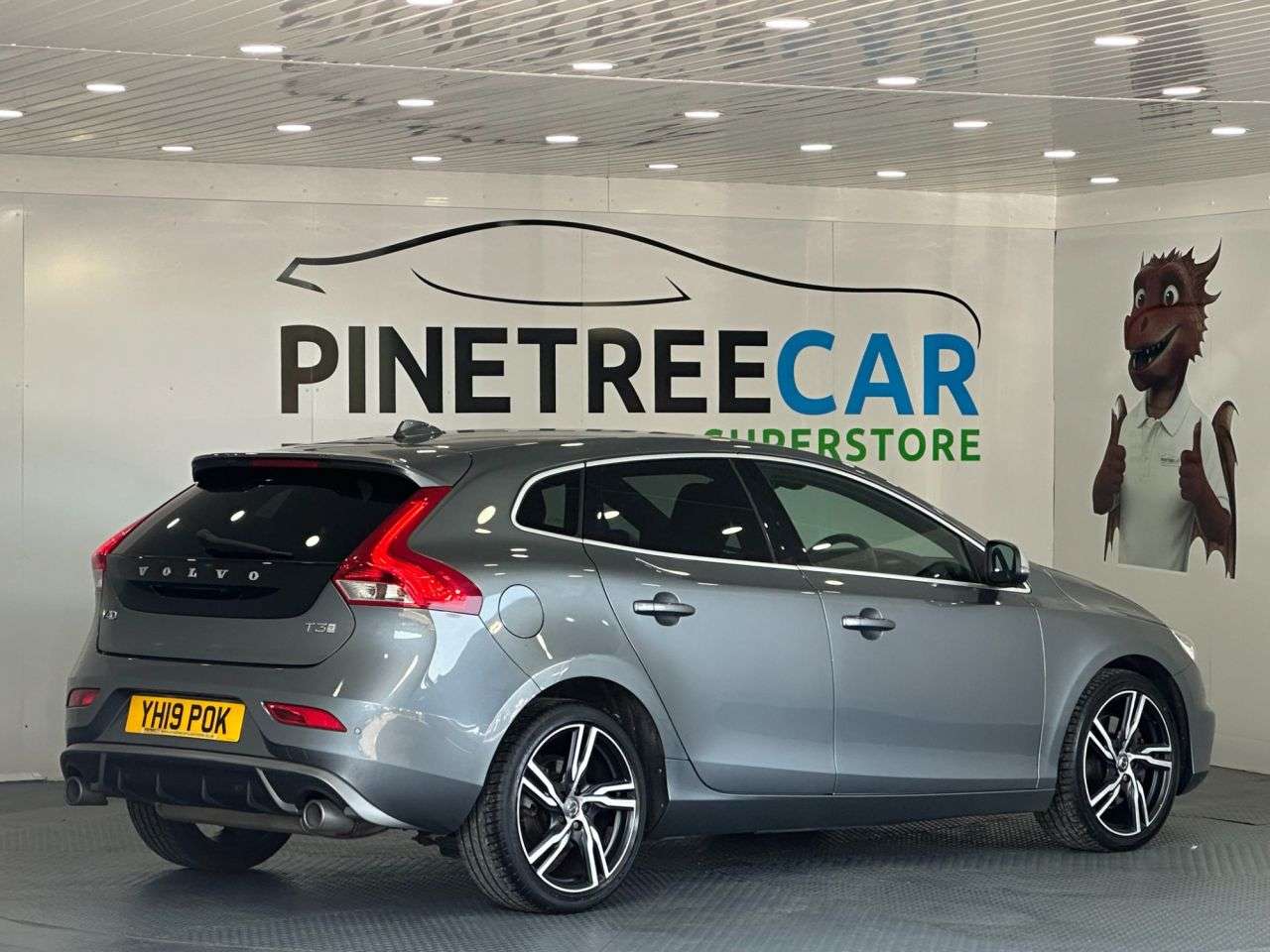 2019 VOLVO V40 2019 VOLVO V40