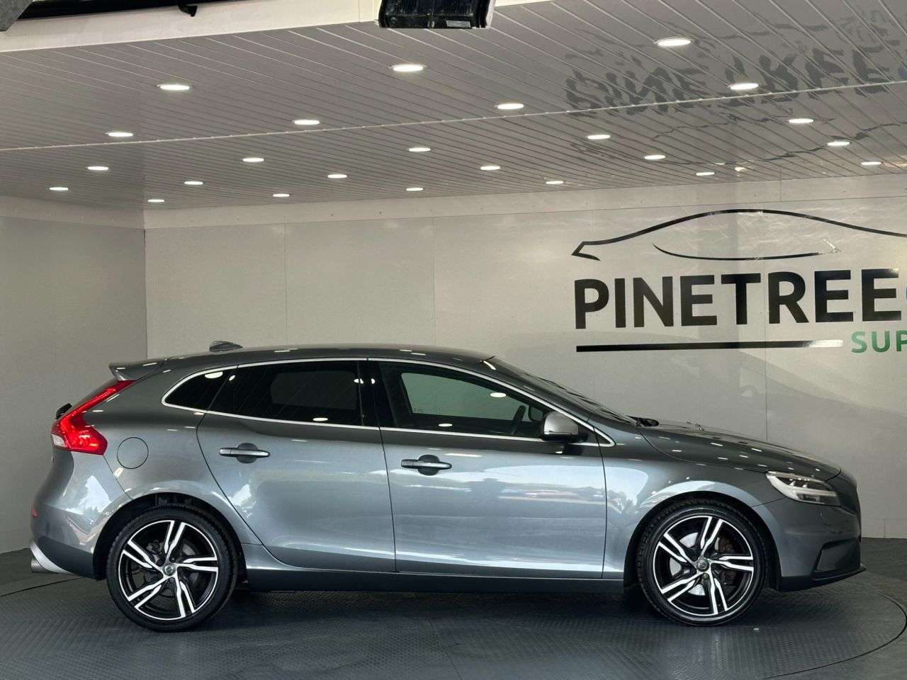 2019 VOLVO V40 2019 VOLVO V40