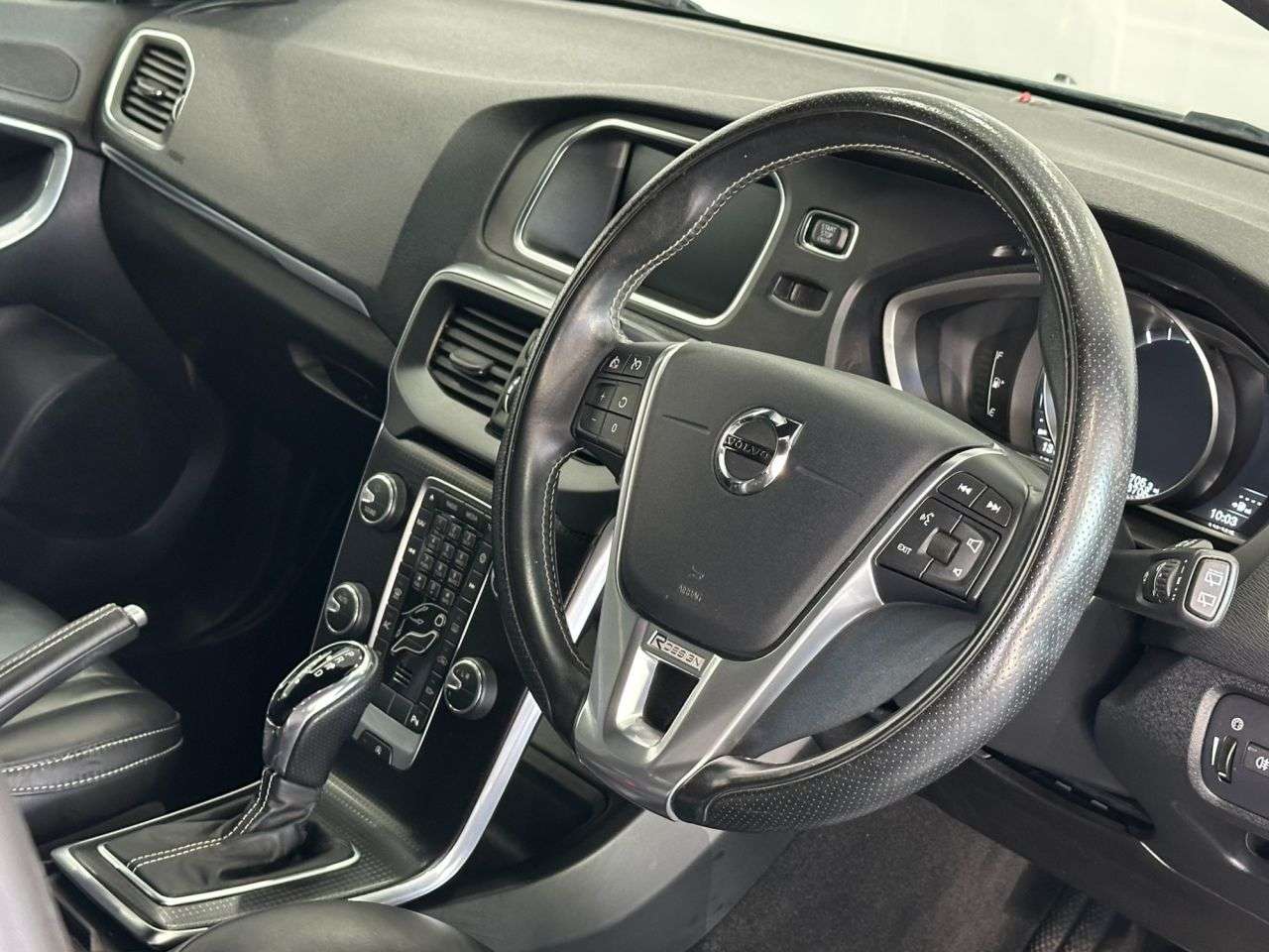 2019 VOLVO V40 2019 VOLVO V40