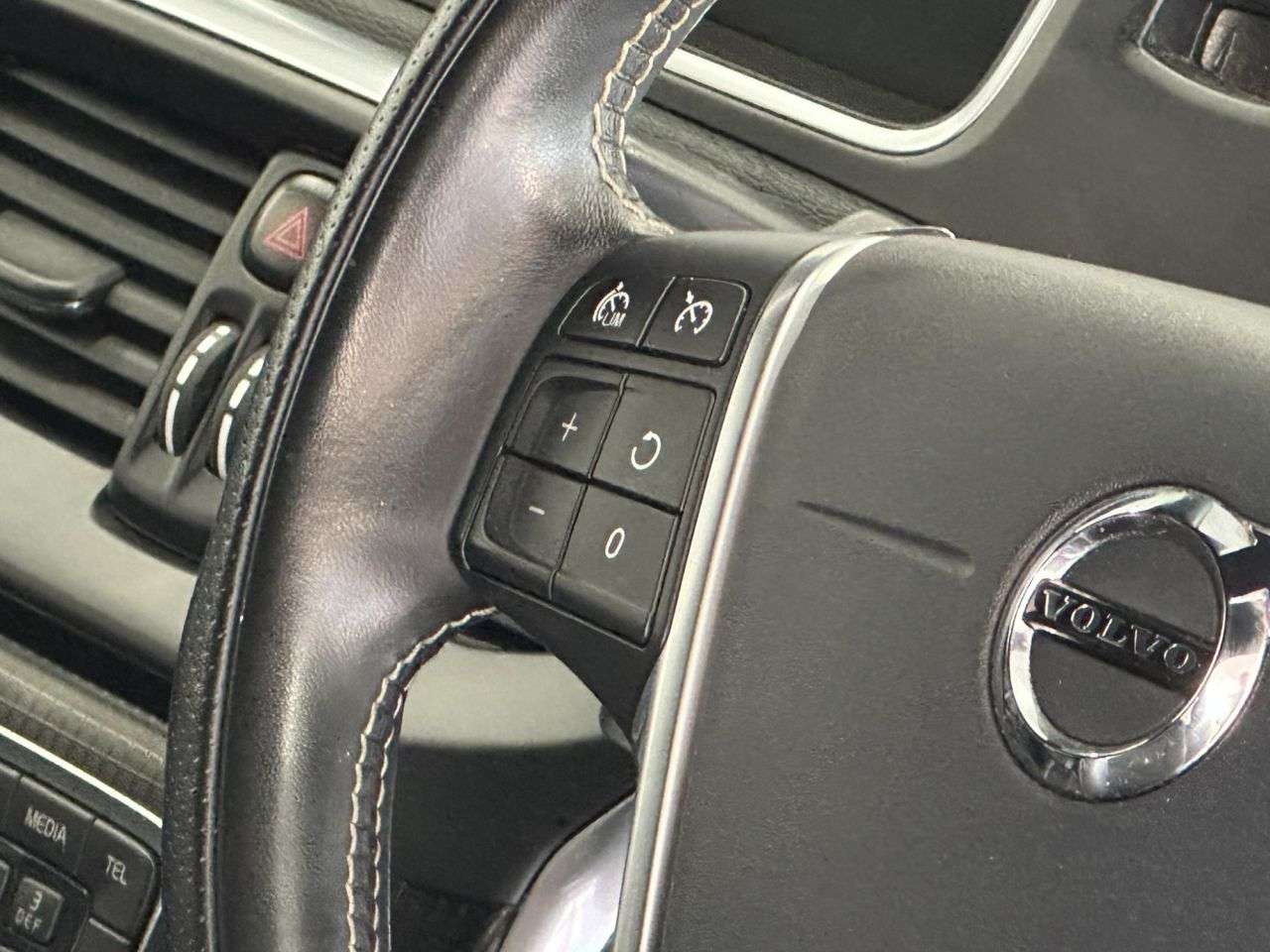2019 VOLVO V40 2019 VOLVO V40