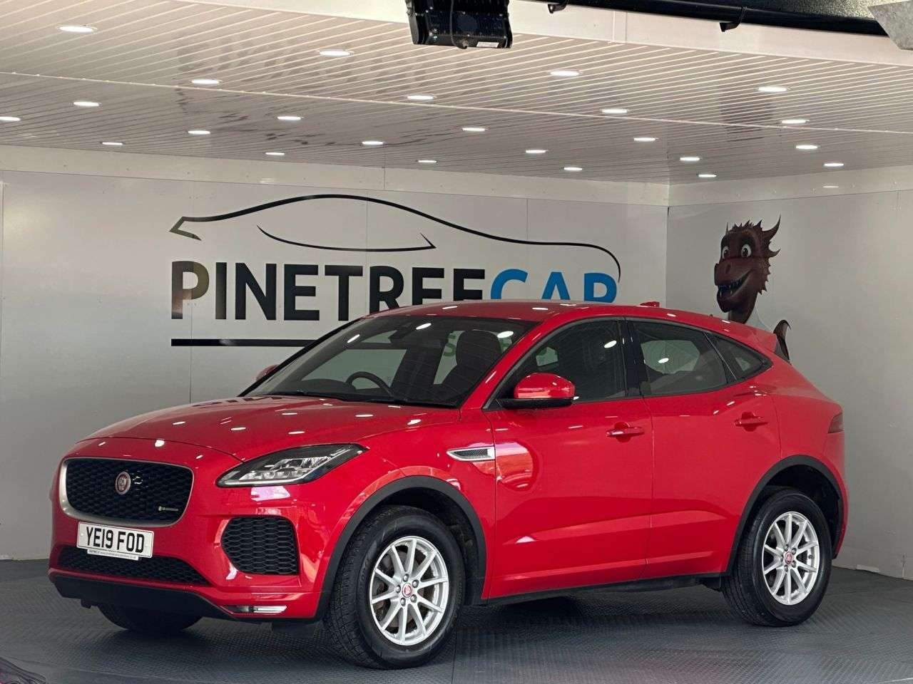 A 2019 JAGUAR E-PACE R-DYNAMIC A 2019 JAGUAR E-PACE R-DYNAMIC