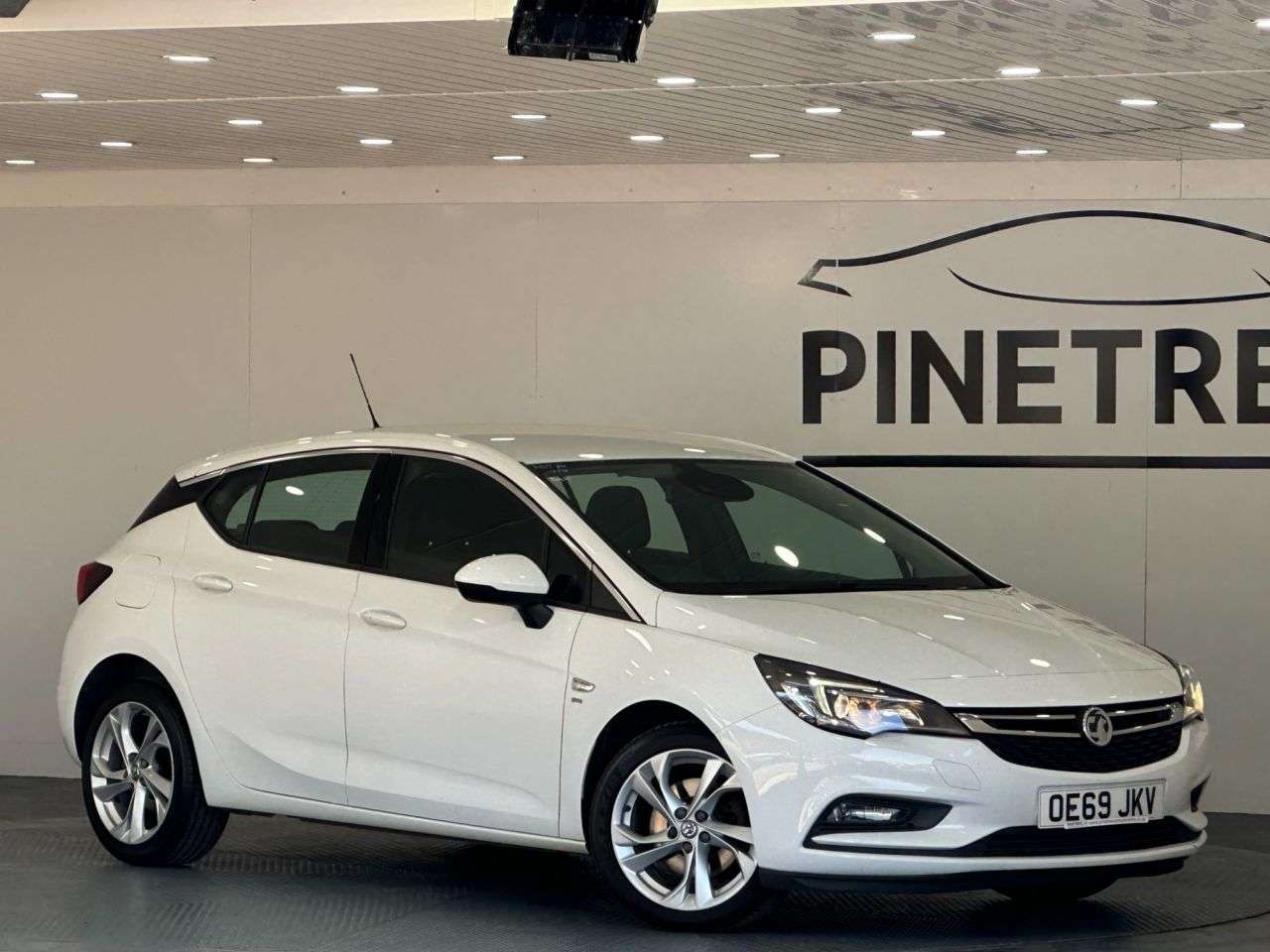 A 2019 VAUXHALL ASTRA 1.6 CDTi BlueInjection SRi Hatchback 5dr Diesel Manual Euro 6 (s/s) (136 ps A 2019 VAUXHALL ASTRA 1.6 CDTi BlueInjection SRi Hatchback 5dr Diesel Manual Euro 6 (s/s) (136 ps
