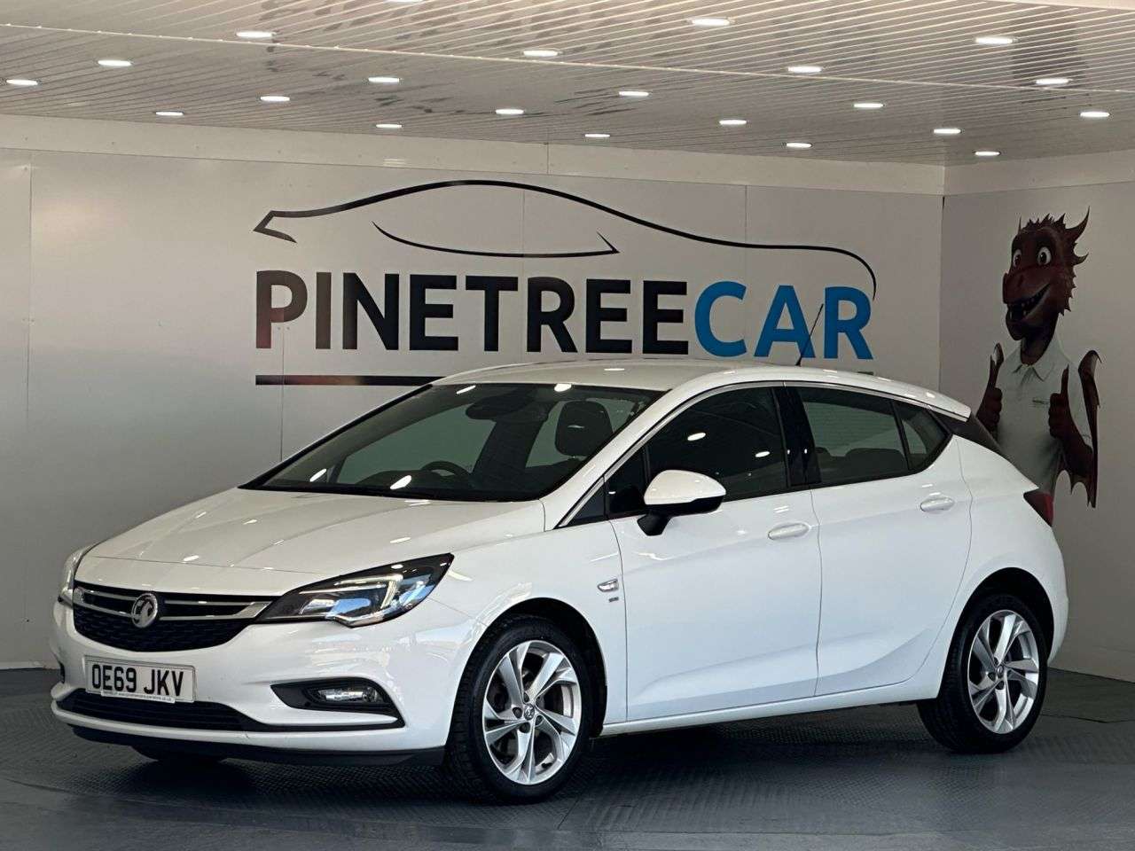 A 2019 VAUXHALL ASTRA 1.6 CDTi BlueInjection SRi Hatchback 5dr Diesel Manual Euro 6 (s/s) (136 ps A 2019 VAUXHALL ASTRA 1.6 CDTi BlueInjection SRi Hatchback 5dr Diesel Manual Euro 6 (s/s) (136 ps
