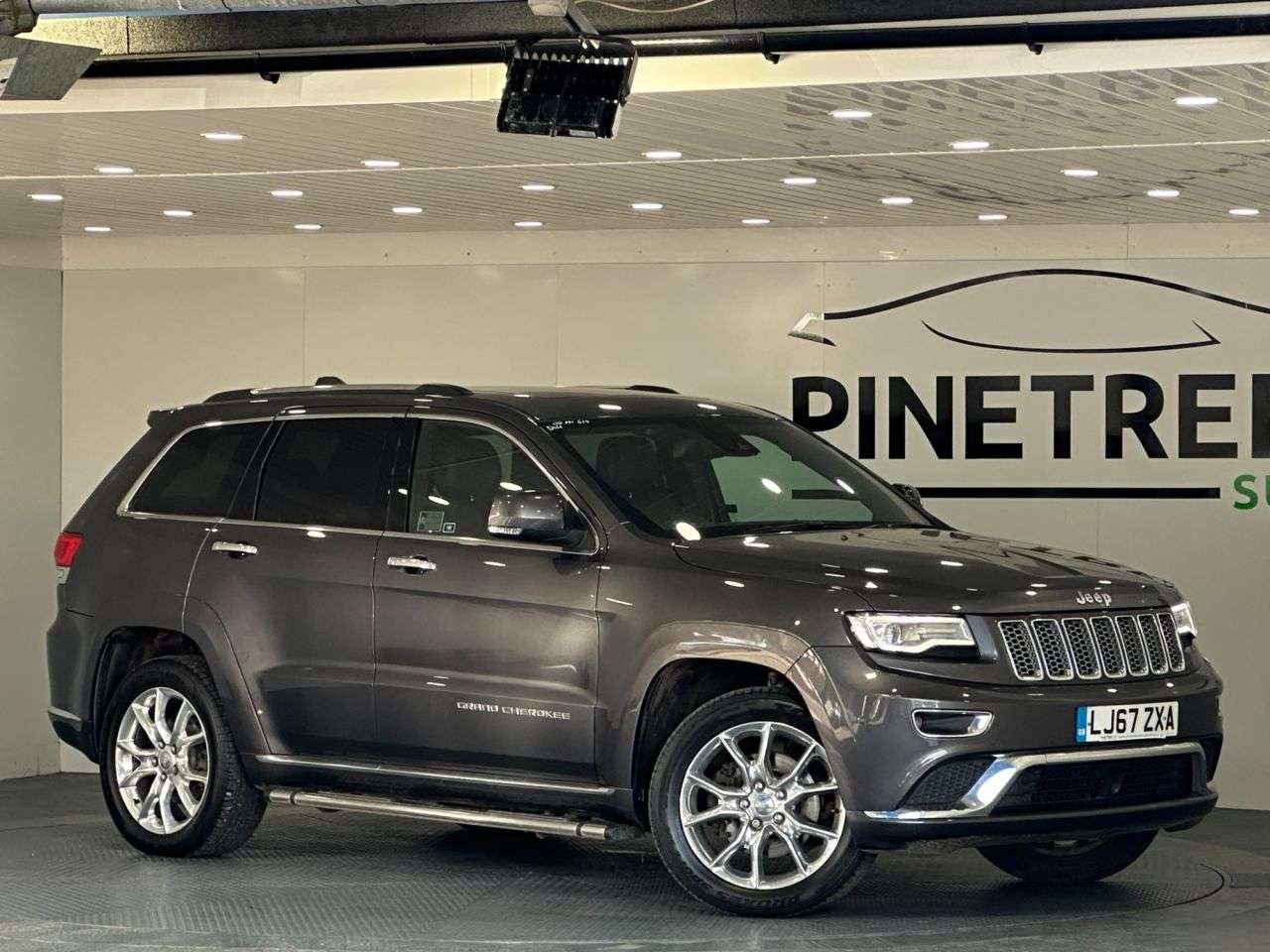A 2017 JEEP GRAND CHEROKEE 3.0 V6 CRD Summit SUV 5dr Diesel Auto 4WD Euro 6 (247 bhp) A 2017 JEEP GRAND CHEROKEE 3.0 V6 CRD Summit SUV 5dr Diesel Auto 4WD Euro 6 (247 bhp)