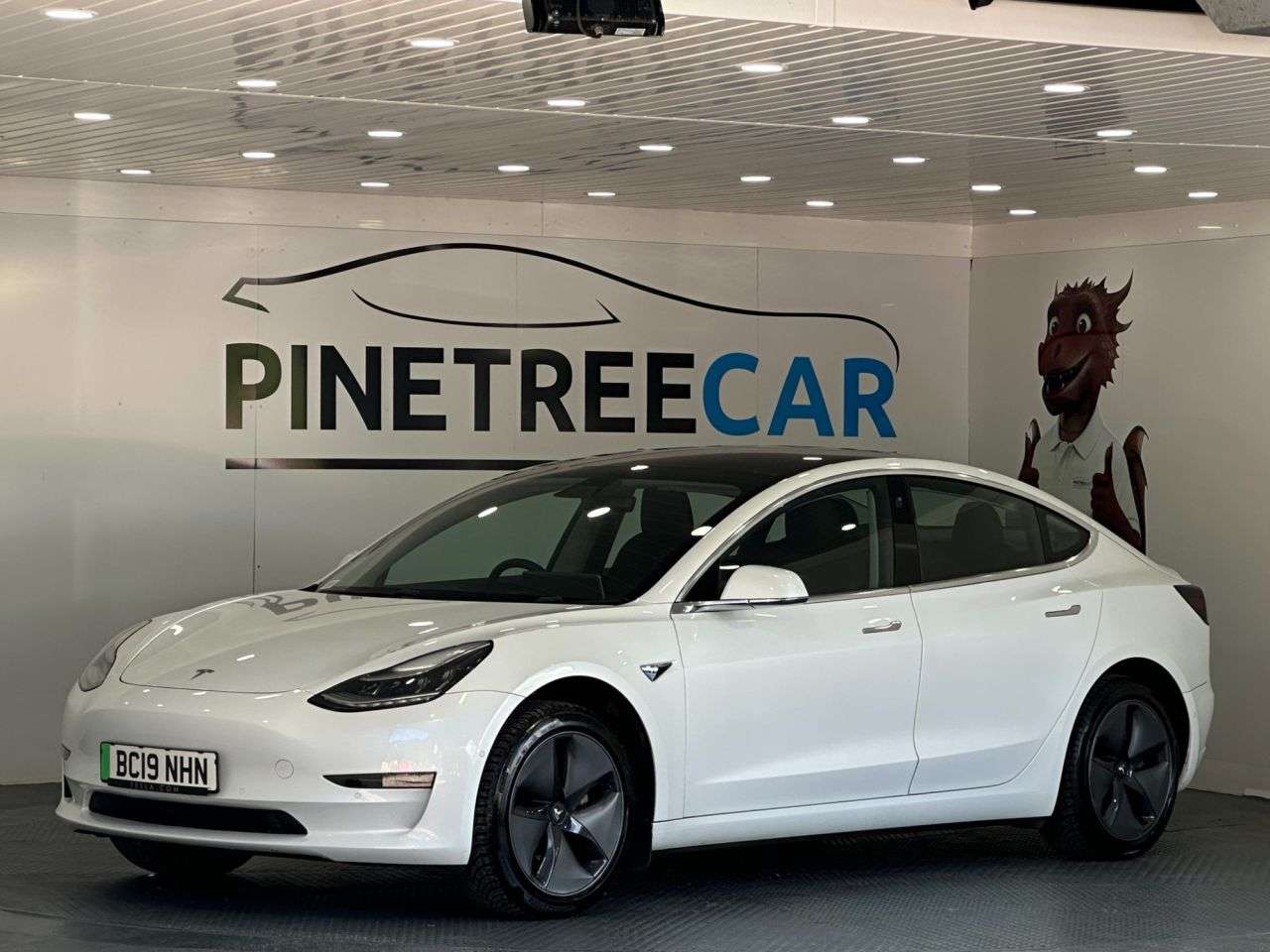 A 2019 TESLA MODEL 3 Standard Range Plus Saloon 4dr Electric Auto RWD (241 bhp) A 2019 TESLA MODEL 3 Standard Range Plus Saloon 4dr Electric Auto RWD (241 bhp)