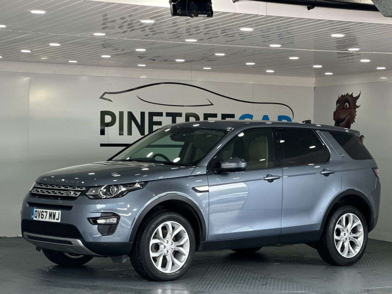 A 2017 LAND ROVER DISCOVERY SPORT 2.0 TD4 HSE SUV 5dr Diesel Auto 4WD Euro 6 (s/s) (180 ps) A 2017 LAND ROVER DISCOVERY SPORT 2.0 TD4 HSE SUV 5dr Diesel Auto 4WD Euro 6 (s/s) (180 ps)