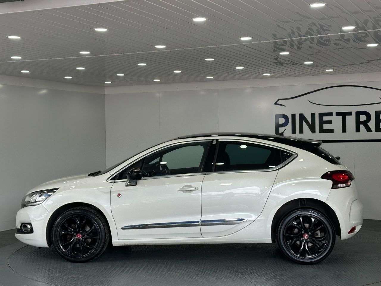 2017 DS AUTOMOBILES DS 4 2017 DS AUTOMOBILES DS 4
