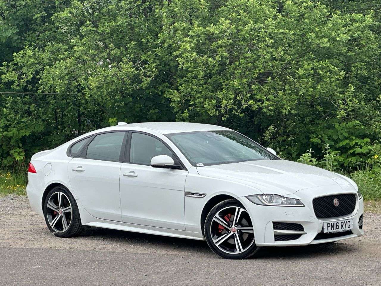 A 2016 JAGUAR XF 2.0d R-Sport Saloon 4dr Diesel Auto Euro 6 (s/s) (180 ps) A 2016 JAGUAR XF 2.0d R-Sport Saloon 4dr Diesel Auto Euro 6 (s/s) (180 ps)