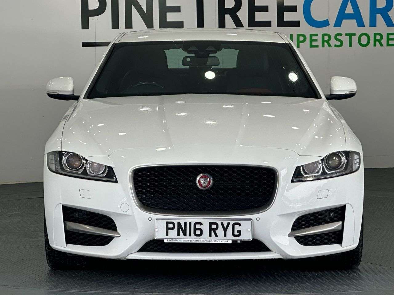 A 2016 JAGUAR XF 2.0d R-Sport Saloon 4dr Diesel Auto Euro 6 (s/s) (180 ps) A 2016 JAGUAR XF 2.0d R-Sport Saloon 4dr Diesel Auto Euro 6 (s/s) (180 ps)