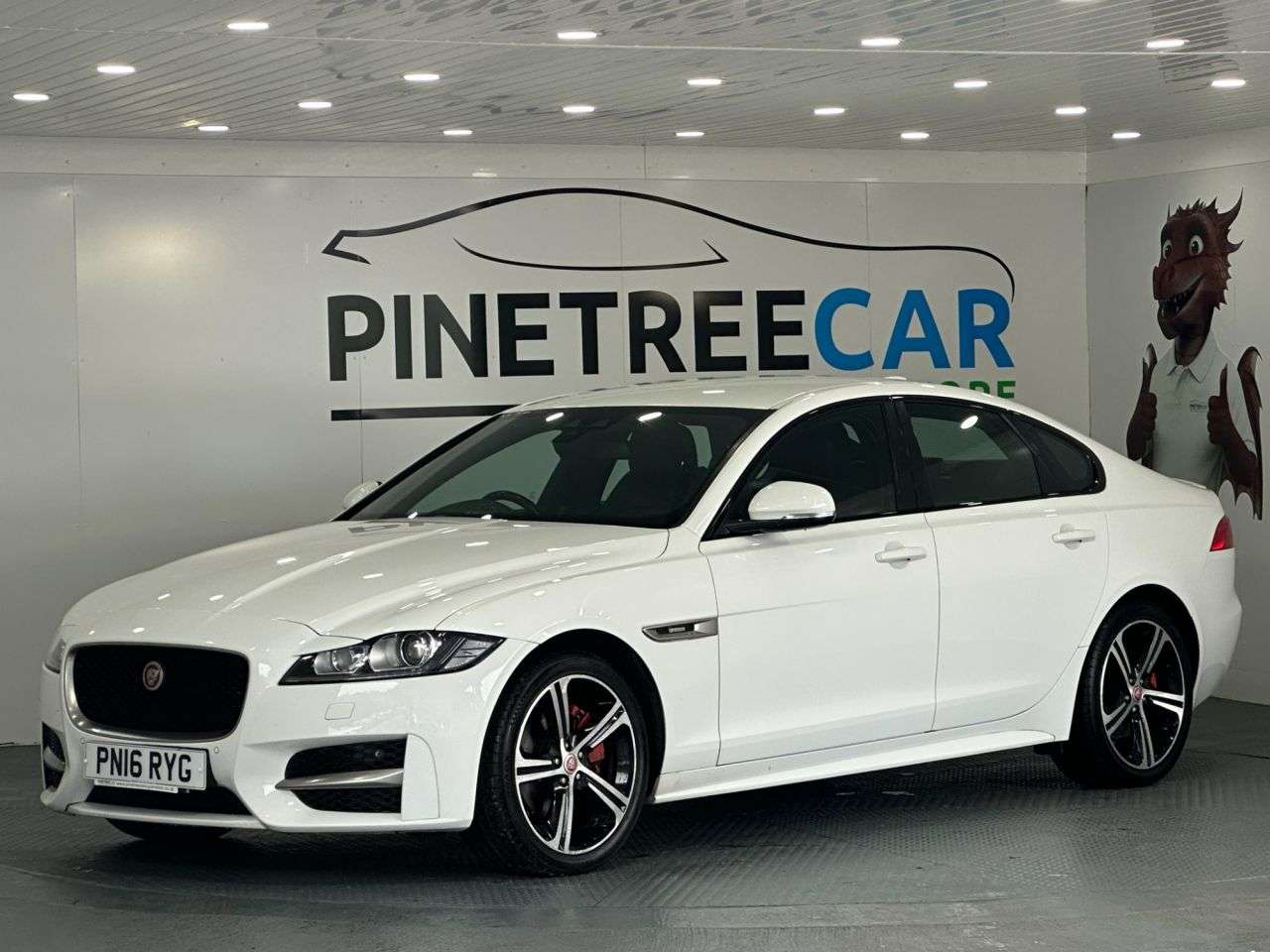 A 2016 JAGUAR XF 2.0d R-Sport Saloon 4dr Diesel Auto Euro 6 (s/s) (180 ps) A 2016 JAGUAR XF 2.0d R-Sport Saloon 4dr Diesel Auto Euro 6 (s/s) (180 ps)