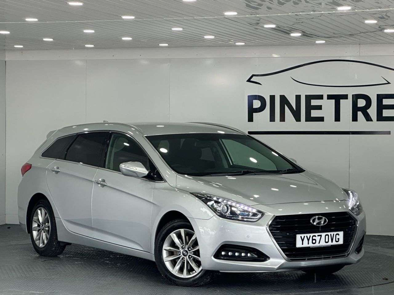 A 2018 HYUNDAI I40 1.7 CRDi Blue Drive SE Nav Tourer 5dr Diesel Manual Euro 6 (s/s) (141 ps) A 2018 HYUNDAI I40 1.7 CRDi Blue Drive SE Nav Tourer 5dr Diesel Manual Euro 6 (s/s) (141 ps)
