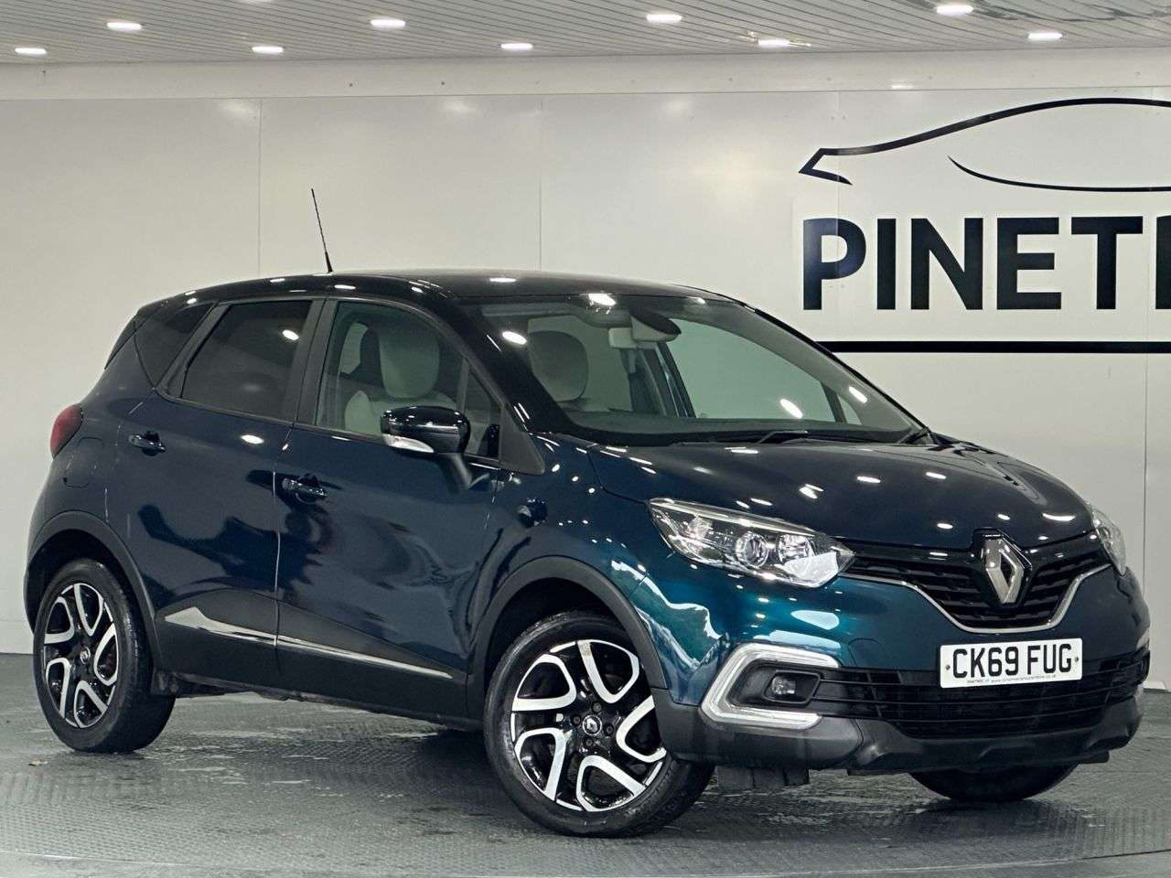 A 2019 RENAULT CAPTUR 1.3 TCe ENERGY Iconic SUV 5dr Petrol Manual Euro 6 (s/s) (130 ps) A 2019 RENAULT CAPTUR 1.3 TCe ENERGY Iconic SUV 5dr Petrol Manual Euro 6 (s/s) (130 ps)