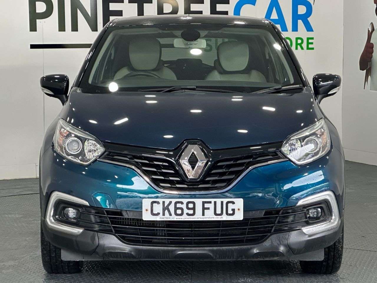 A 2019 RENAULT CAPTUR 1.3 TCe ENERGY Iconic SUV 5dr Petrol Manual Euro 6 (s/s) (130 ps) A 2019 RENAULT CAPTUR 1.3 TCe ENERGY Iconic SUV 5dr Petrol Manual Euro 6 (s/s) (130 ps)