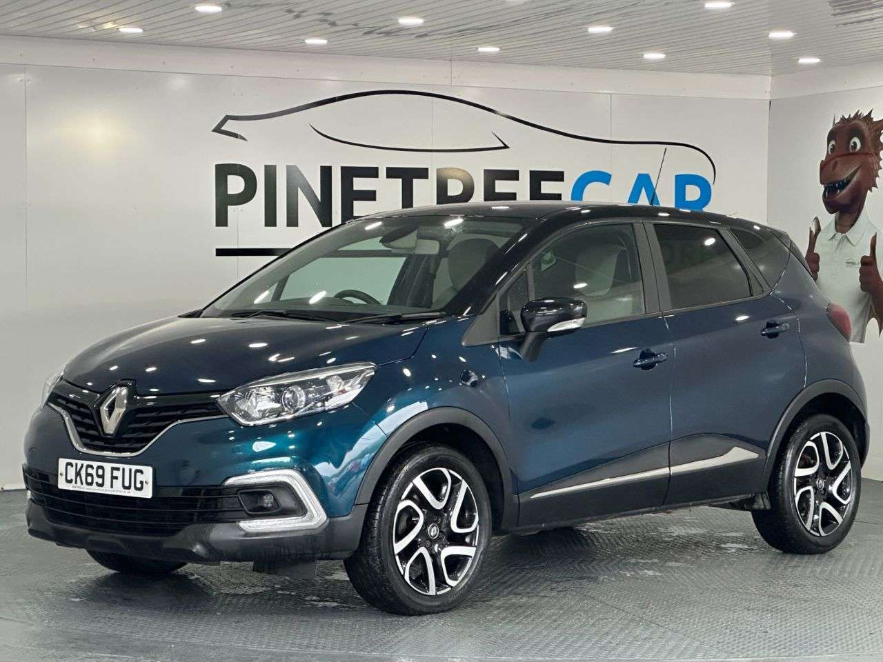 A 2019 RENAULT CAPTUR 1.3 TCe ENERGY Iconic SUV 5dr Petrol Manual Euro 6 (s/s) (130 ps) A 2019 RENAULT CAPTUR 1.3 TCe ENERGY Iconic SUV 5dr Petrol Manual Euro 6 (s/s) (130 ps)
