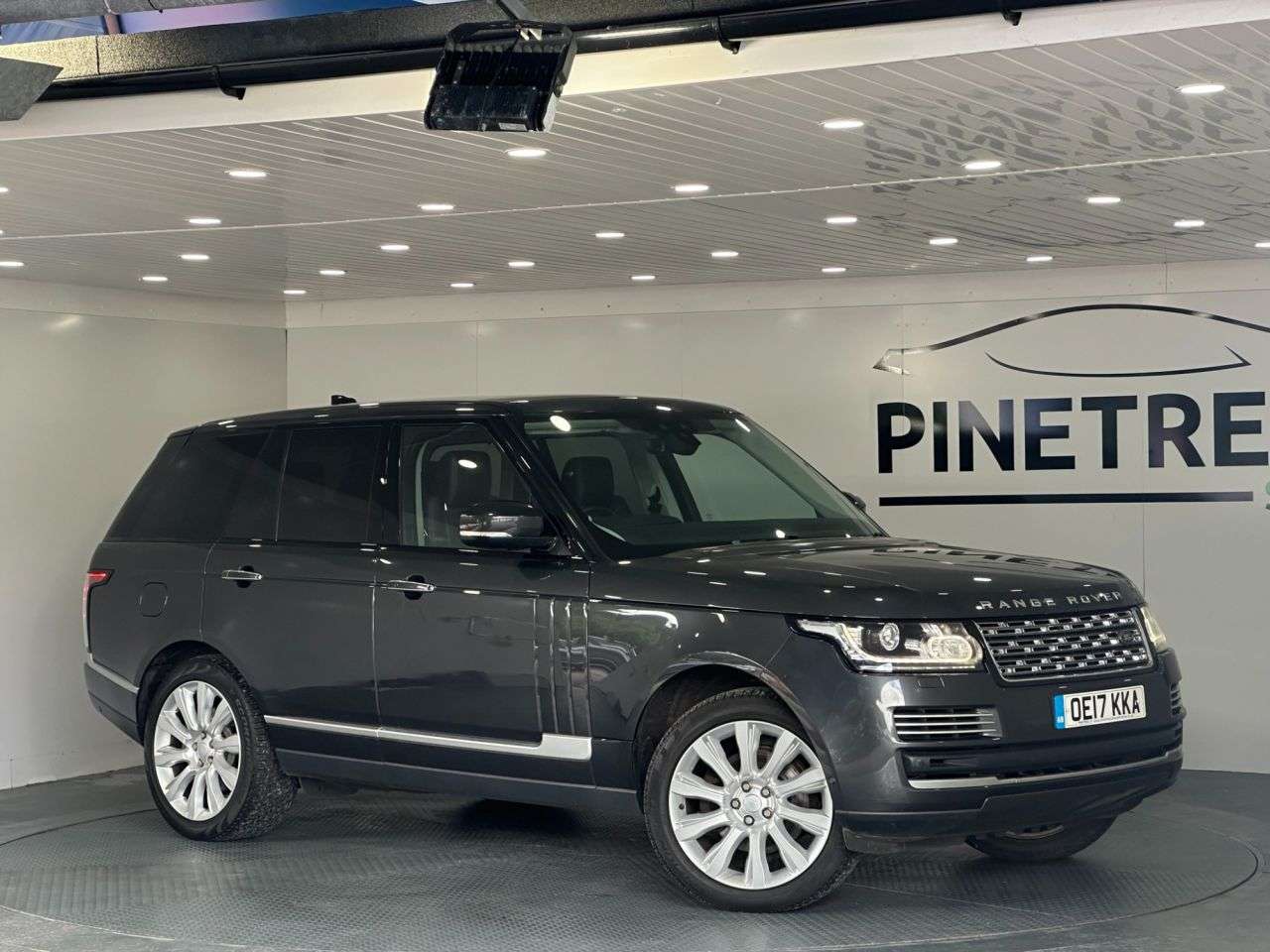 A 2017 LAND ROVER RANGE ROVER 3.0 TD V6 Vogue SE SUV 5dr Diesel Auto 4WD Euro 6 (s/s) (258 ps) A 2017 LAND ROVER RANGE ROVER 3.0 TD V6 Vogue SE SUV 5dr Diesel Auto 4WD Euro 6 (s/s) (258 ps)