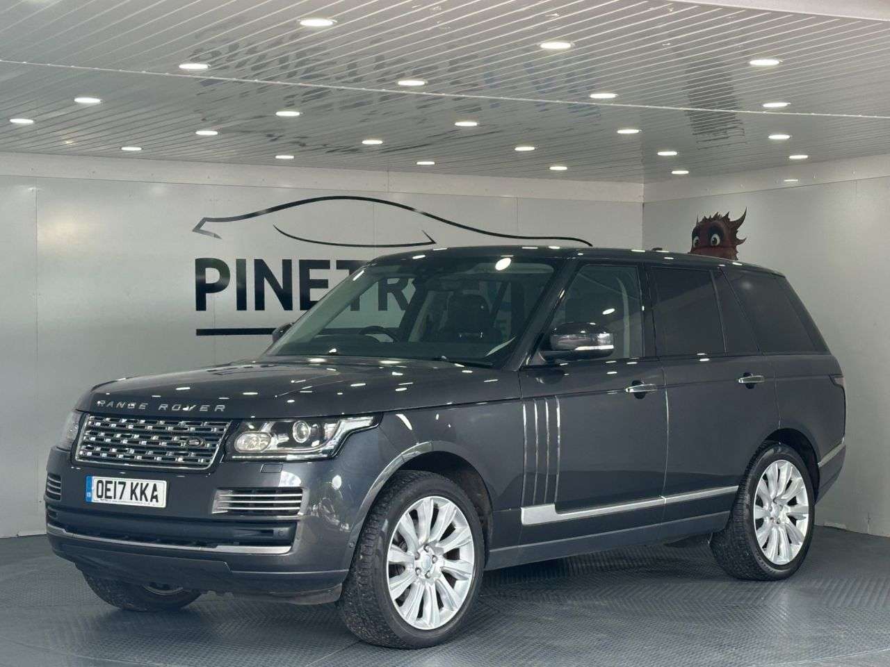 A 2017 LAND ROVER RANGE ROVER 3.0 TD V6 Vogue SE SUV 5dr Diesel Auto 4WD Euro 6 (s/s) (258 ps) A 2017 LAND ROVER RANGE ROVER 3.0 TD V6 Vogue SE SUV 5dr Diesel Auto 4WD Euro 6 (s/s) (258 ps)