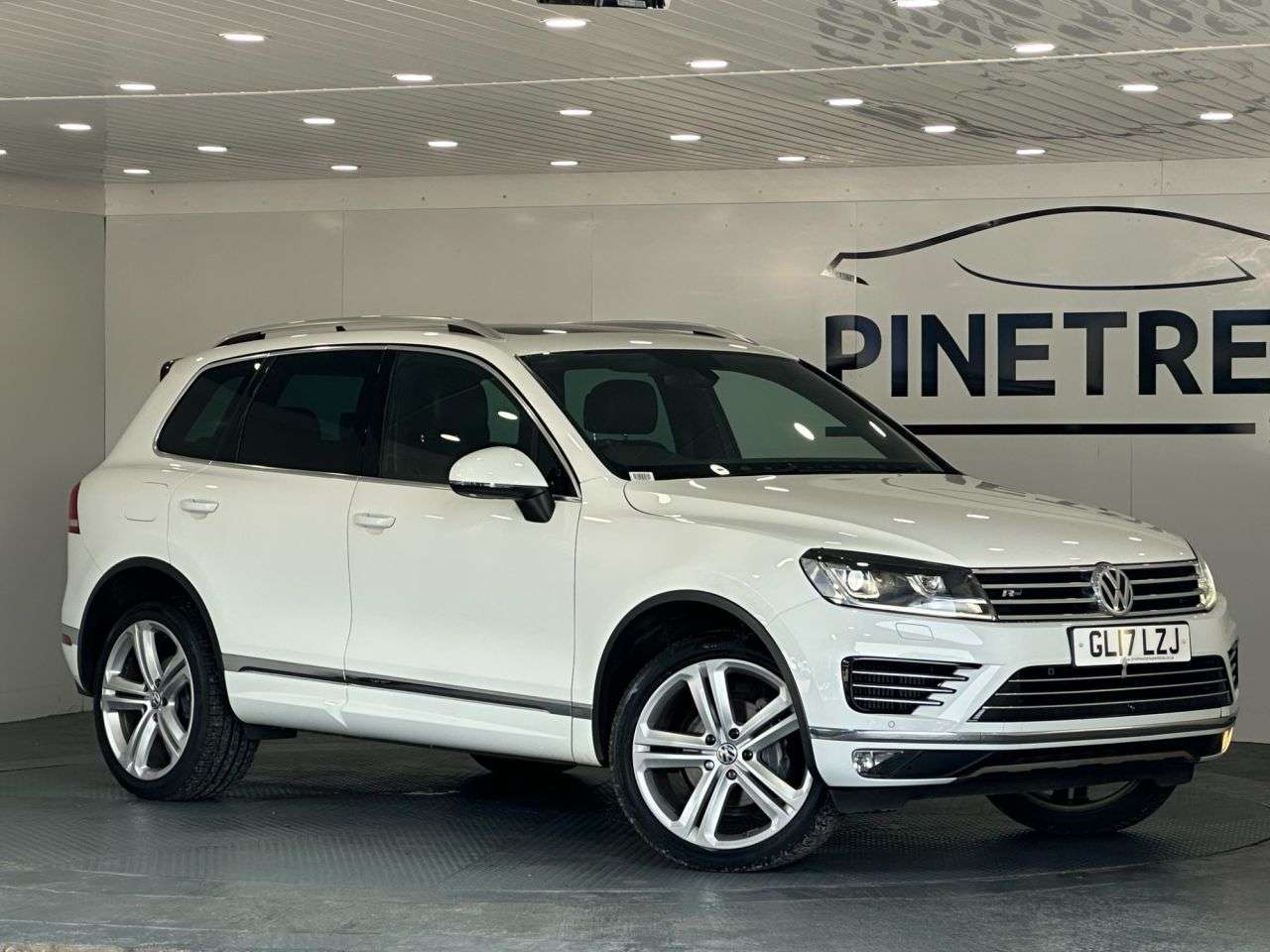 A 2017 VOLKSWAGEN TOUAREG 3.0 TDI V6 BlueMotion Tech R-Line Plus SUV 5dr Diesel Tiptronic 4WD Euro 6 A 2017 VOLKSWAGEN TOUAREG 3.0 TDI V6 BlueMotion Tech R-Line Plus SUV 5dr Diesel Tiptronic 4WD Euro 6
