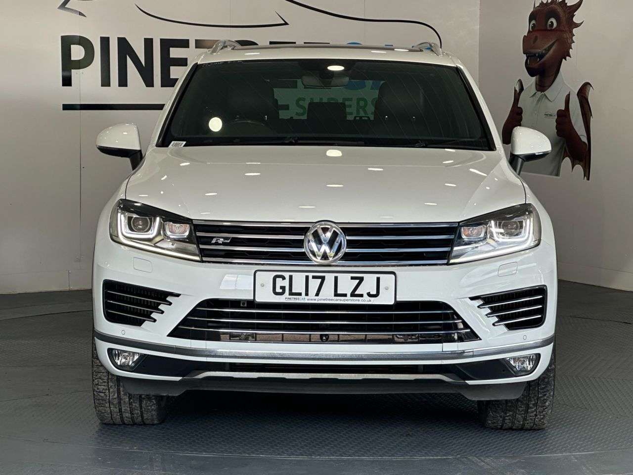 A 2017 VOLKSWAGEN TOUAREG 3.0 TDI V6 BlueMotion Tech R-Line Plus SUV 5dr Diesel Tiptronic 4WD Euro 6 A 2017 VOLKSWAGEN TOUAREG 3.0 TDI V6 BlueMotion Tech R-Line Plus SUV 5dr Diesel Tiptronic 4WD Euro 6