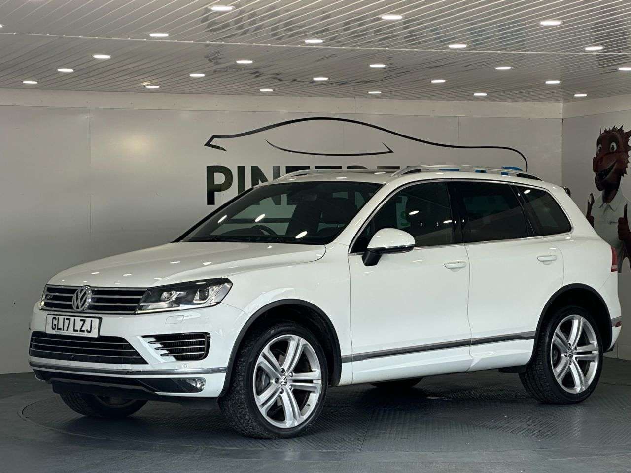 A 2017 VOLKSWAGEN TOUAREG 3.0 TDI V6 BlueMotion Tech R-Line Plus SUV 5dr Diesel Tiptronic 4WD Euro 6 A 2017 VOLKSWAGEN TOUAREG 3.0 TDI V6 BlueMotion Tech R-Line Plus SUV 5dr Diesel Tiptronic 4WD Euro 6