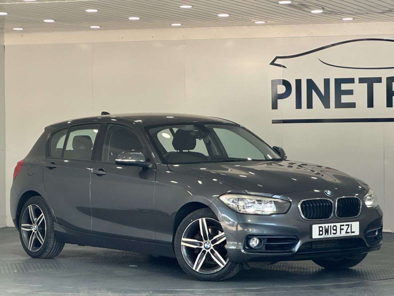 A 2019 BMW 1 SERIES 1.5 118i GPF Sport Hatchback 5dr Petrol Auto Euro 6 (s/s) (136 ps) A 2019 BMW 1 SERIES 1.5 118i GPF Sport Hatchback 5dr Petrol Auto Euro 6 (s/s) (136 ps)