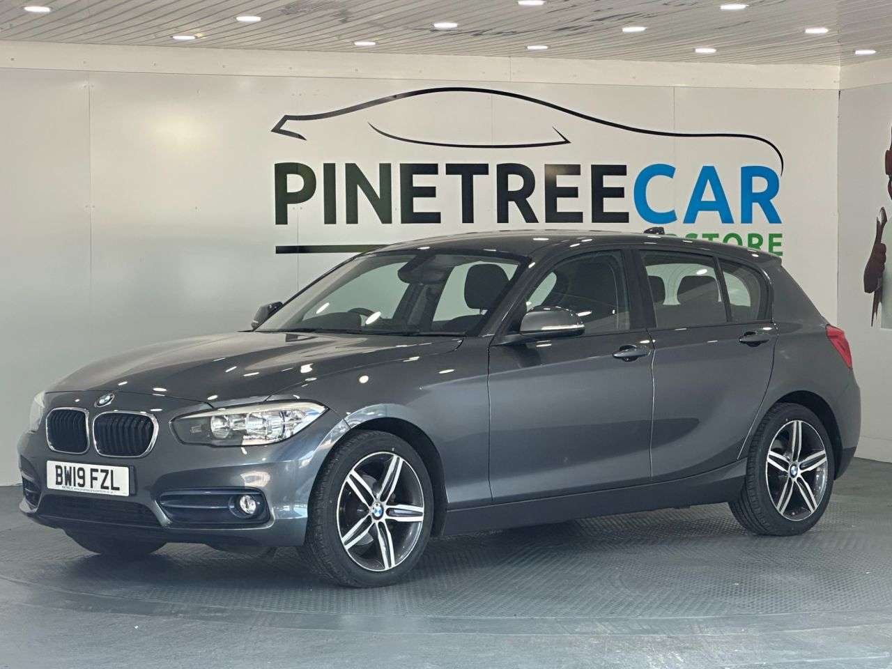 A 2019 BMW 1 SERIES 1.5 118i GPF Sport Hatchback 5dr Petrol Auto Euro 6 (s/s) (136 ps) A 2019 BMW 1 SERIES 1.5 118i GPF Sport Hatchback 5dr Petrol Auto Euro 6 (s/s) (136 ps)