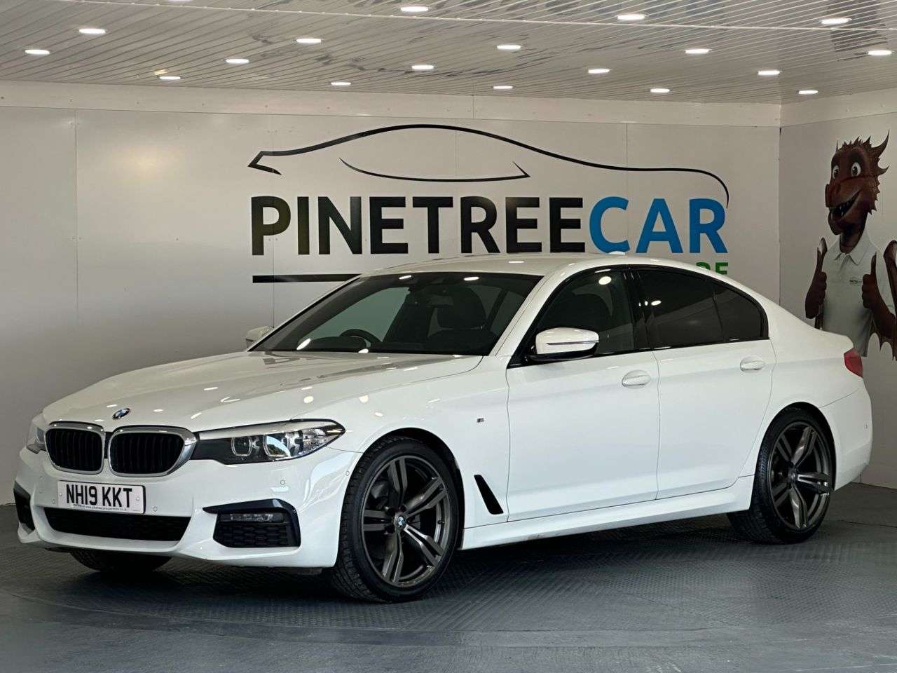 A 2019 BMW 5 SERIES 2.0 520d M Sport Saloon 4dr Diesel Auto xDrive Euro 6 (s/s) (190 ps) A 2019 BMW 5 SERIES 2.0 520d M Sport Saloon 4dr Diesel Auto xDrive Euro 6 (s/s) (190 ps)