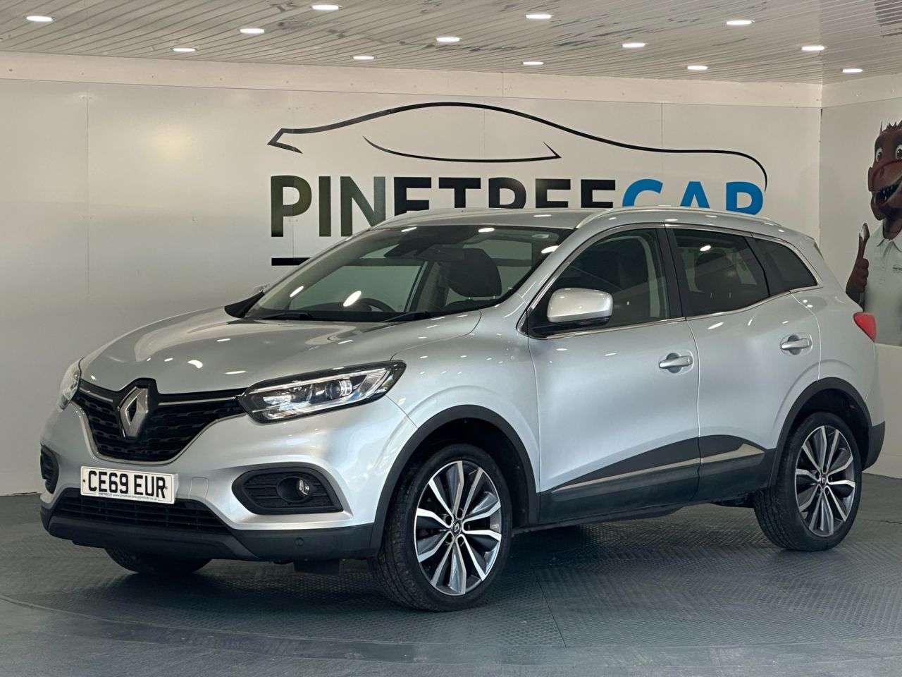 A 2019 RENAULT KADJAR 1.3 TCe Iconic SUV 5dr Petrol Manual Euro 6 (s/s) (140 ps) A 2019 RENAULT KADJAR 1.3 TCe Iconic SUV 5dr Petrol Manual Euro 6 (s/s) (140 ps)