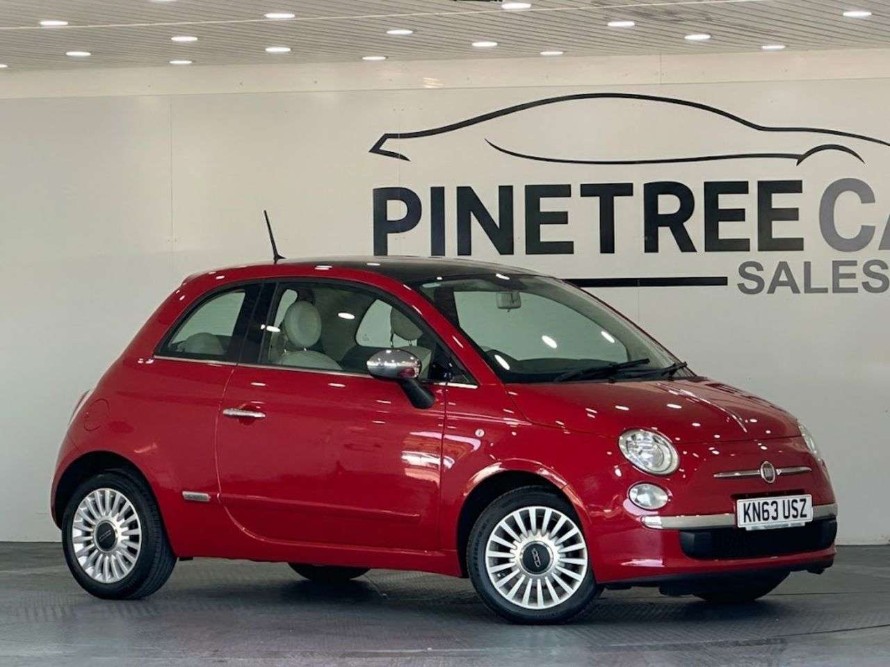 A 2013 FIAT 500 LOUNGE A 2013 FIAT 500 LOUNGE