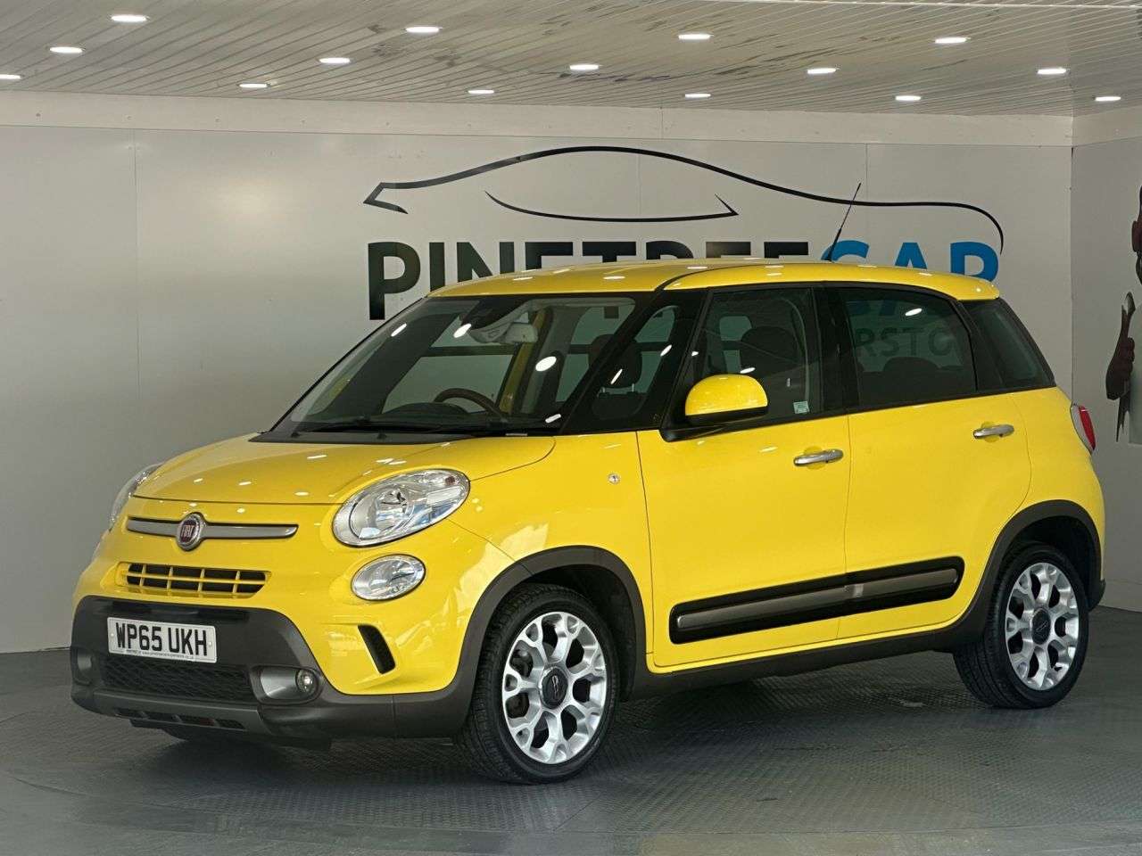 A 2015 FIAT 500L 1.3 MultiJet Trekking MPV 5dr Diesel Manual Euro 6 (s/s) (95 ps) A 2015 FIAT 500L 1.3 MultiJet Trekking MPV 5dr Diesel Manual Euro 6 (s/s) (95 ps)