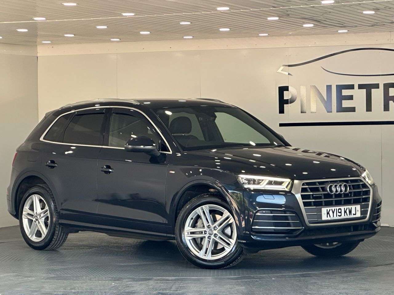 A 2019 AUDI Q5 2.0 TDI 40 S line SUV 5dr Diesel S Tronic quattro Euro 6 (s/s) (190 ps) A 2019 AUDI Q5 2.0 TDI 40 S line SUV 5dr Diesel S Tronic quattro Euro 6 (s/s) (190 ps)
