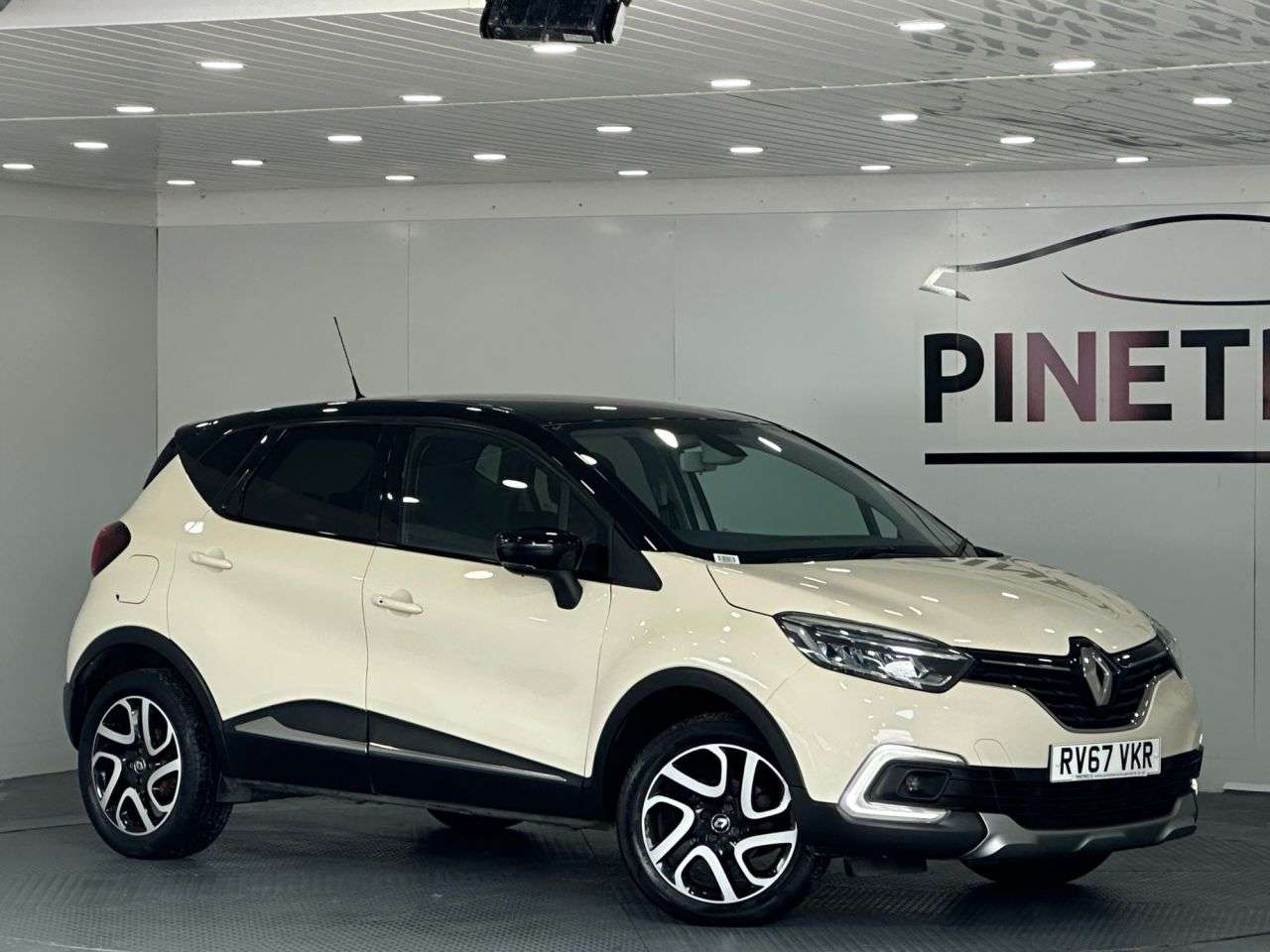 A 2017 RENAULT CAPTUR 0.9 TCe ENERGY Dynamique S Nav SUV 5dr Petrol Manual Euro 6 (s/s) (90 ps) A 2017 RENAULT CAPTUR 0.9 TCe ENERGY Dynamique S Nav SUV 5dr Petrol Manual Euro 6 (s/s) (90 ps)