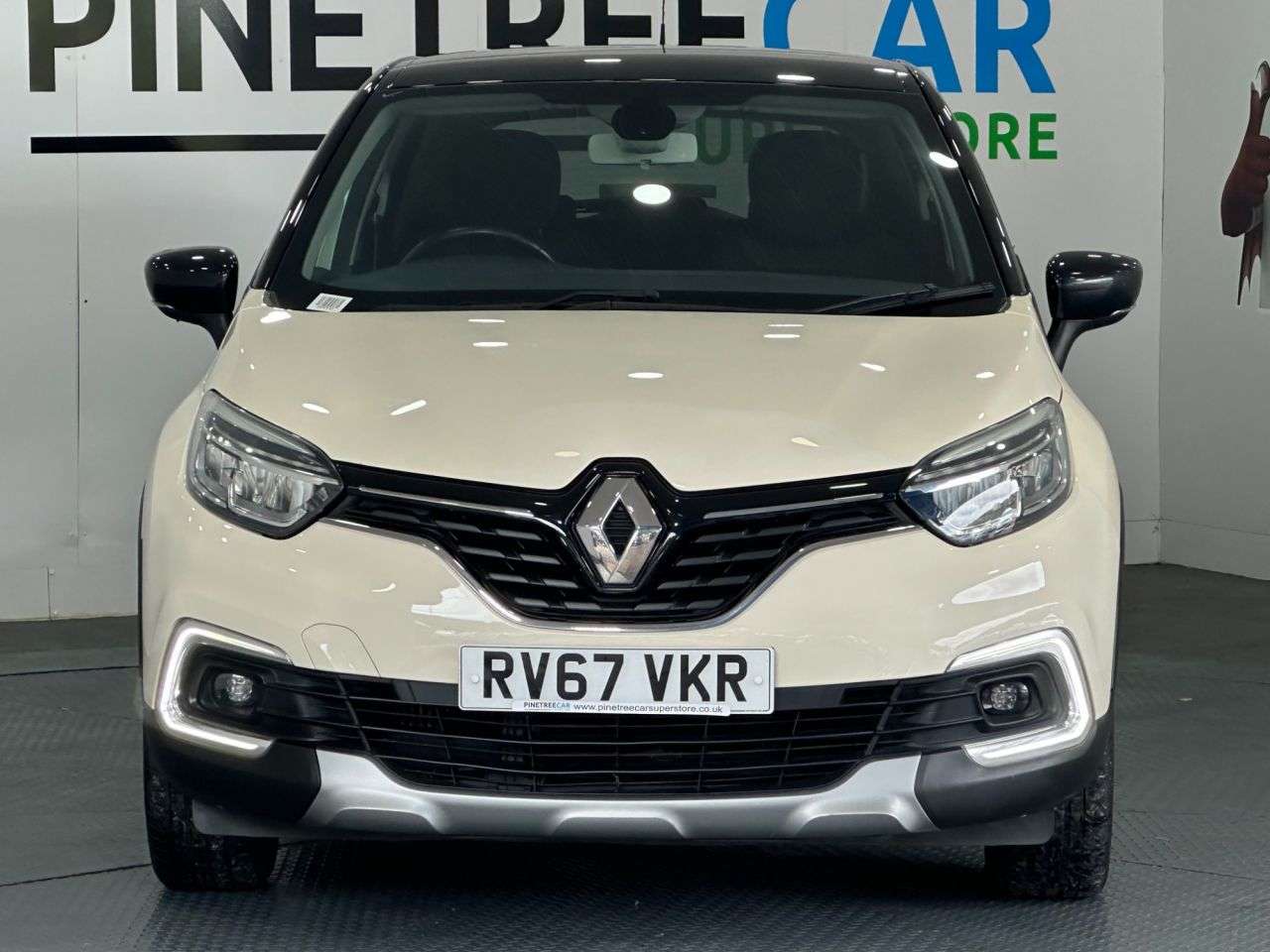 A 2017 RENAULT CAPTUR 0.9 TCe ENERGY Dynamique S Nav SUV 5dr Petrol Manual Euro 6 (s/s) (90 ps) A 2017 RENAULT CAPTUR 0.9 TCe ENERGY Dynamique S Nav SUV 5dr Petrol Manual Euro 6 (s/s) (90 ps)