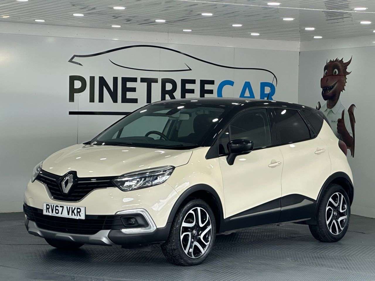 A 2017 RENAULT CAPTUR 0.9 TCe ENERGY Dynamique S Nav SUV 5dr Petrol Manual Euro 6 (s/s) (90 ps) A 2017 RENAULT CAPTUR 0.9 TCe ENERGY Dynamique S Nav SUV 5dr Petrol Manual Euro 6 (s/s) (90 ps)