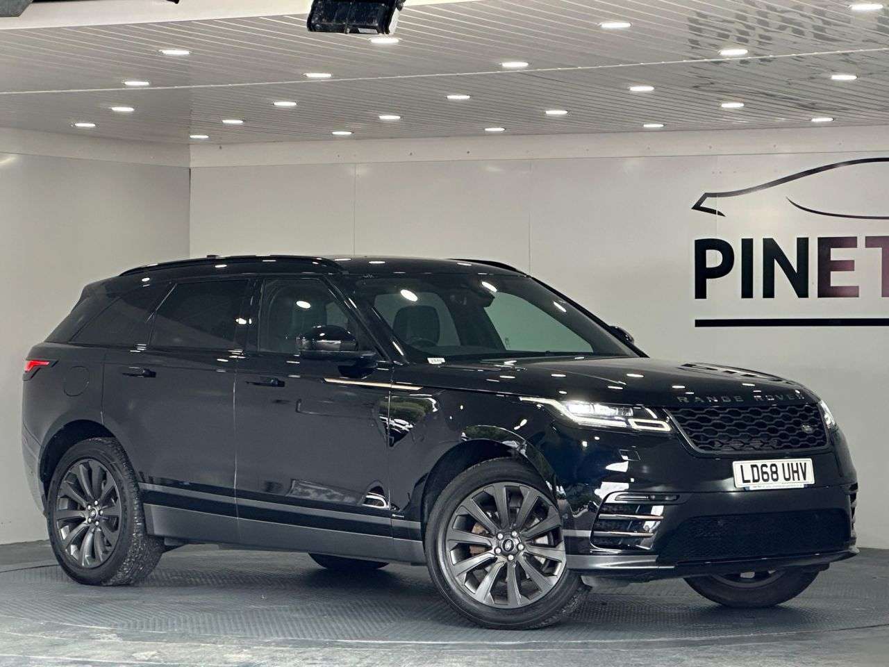 A 2018 LAND ROVER RANGE ROVER VELAR 2.0 D180 R-Dynamic SE SUV 5dr Diesel Auto 4WD Euro 6 (s/s) (180 ps) A 2018 LAND ROVER RANGE ROVER VELAR 2.0 D180 R-Dynamic SE SUV 5dr Diesel Auto 4WD Euro 6 (s/s) (180 ps)
