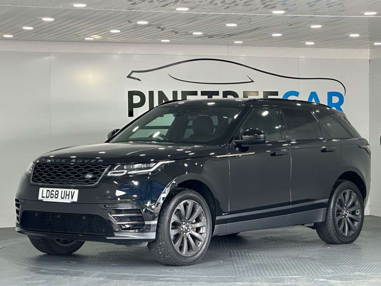 A 2018 LAND ROVER RANGE ROVER VELAR 2.0 D180 R-Dynamic SE SUV 5dr Diesel Auto 4WD Euro 6 (s/s) (180 ps) A 2018 LAND ROVER RANGE ROVER VELAR 2.0 D180 R-Dynamic SE SUV 5dr Diesel Auto 4WD Euro 6 (s/s) (180 ps)