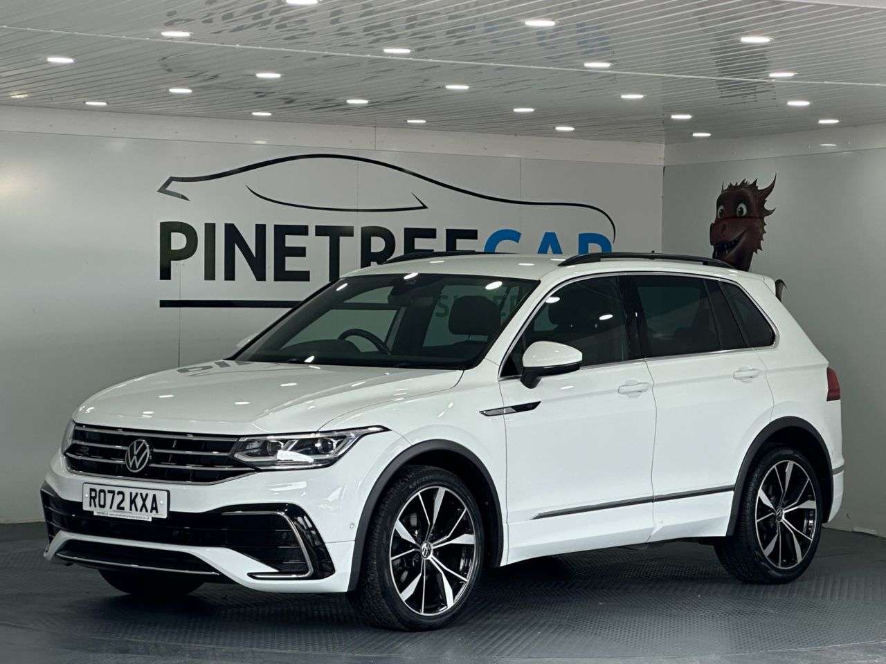 A 2022 VOLKSWAGEN TIGUAN 1.5 TSI R-Line SUV 5dr Petrol DSG Euro 6 (s/s) (150 ps) A 2022 VOLKSWAGEN TIGUAN 1.5 TSI R-Line SUV 5dr Petrol DSG Euro 6 (s/s) (150 ps)